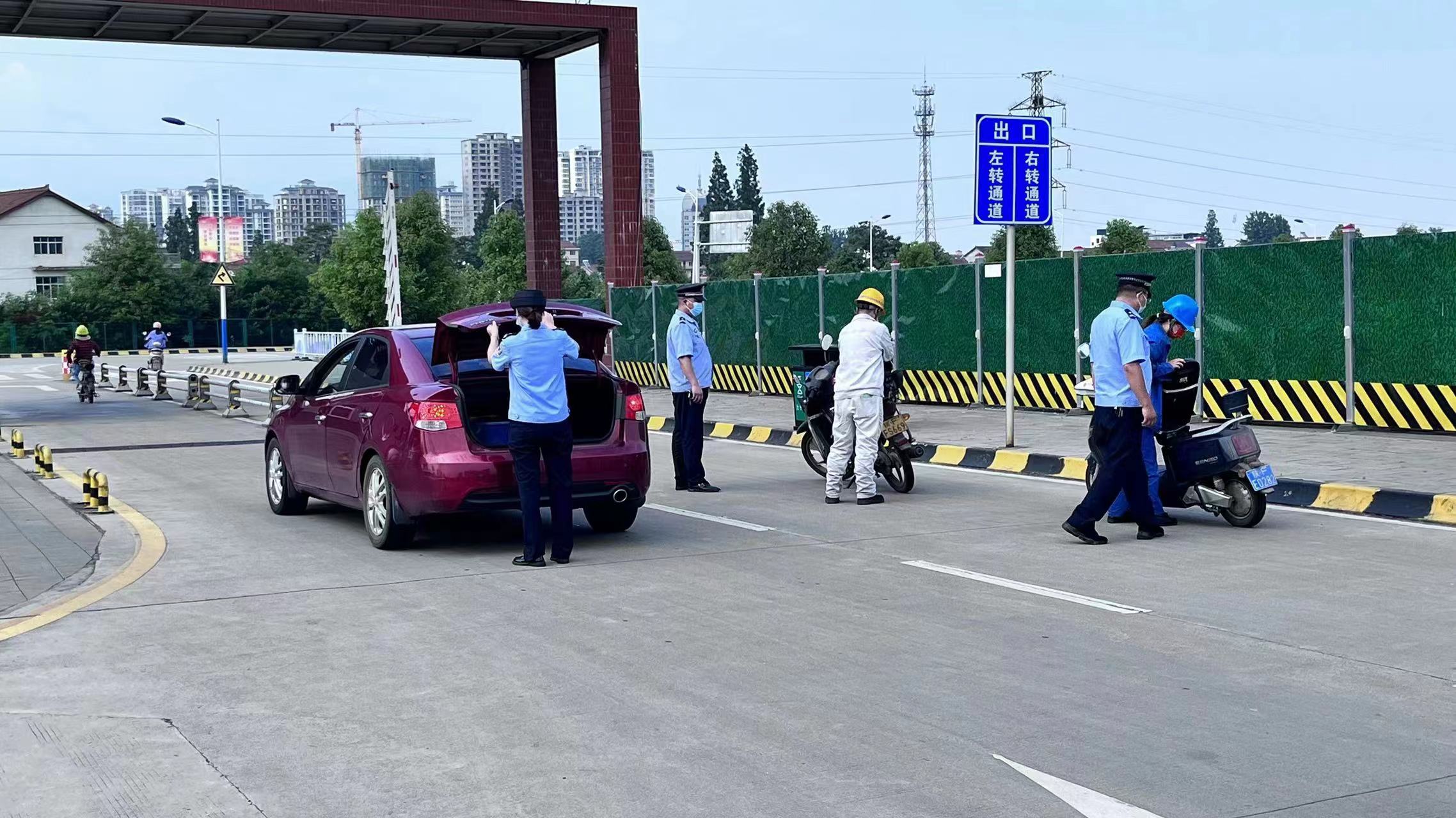 七月流火燃激情 一線堅(jiān)守戰(zhàn)高溫