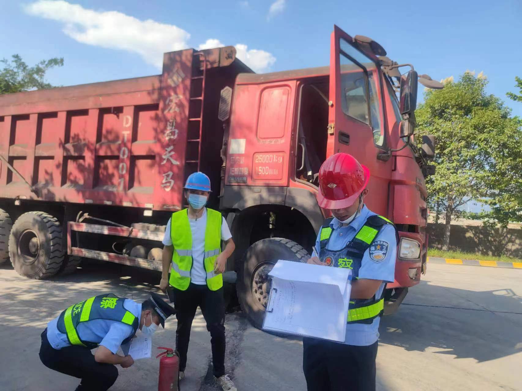 七月流火燃激情 一線堅(jiān)守戰(zhàn)高溫