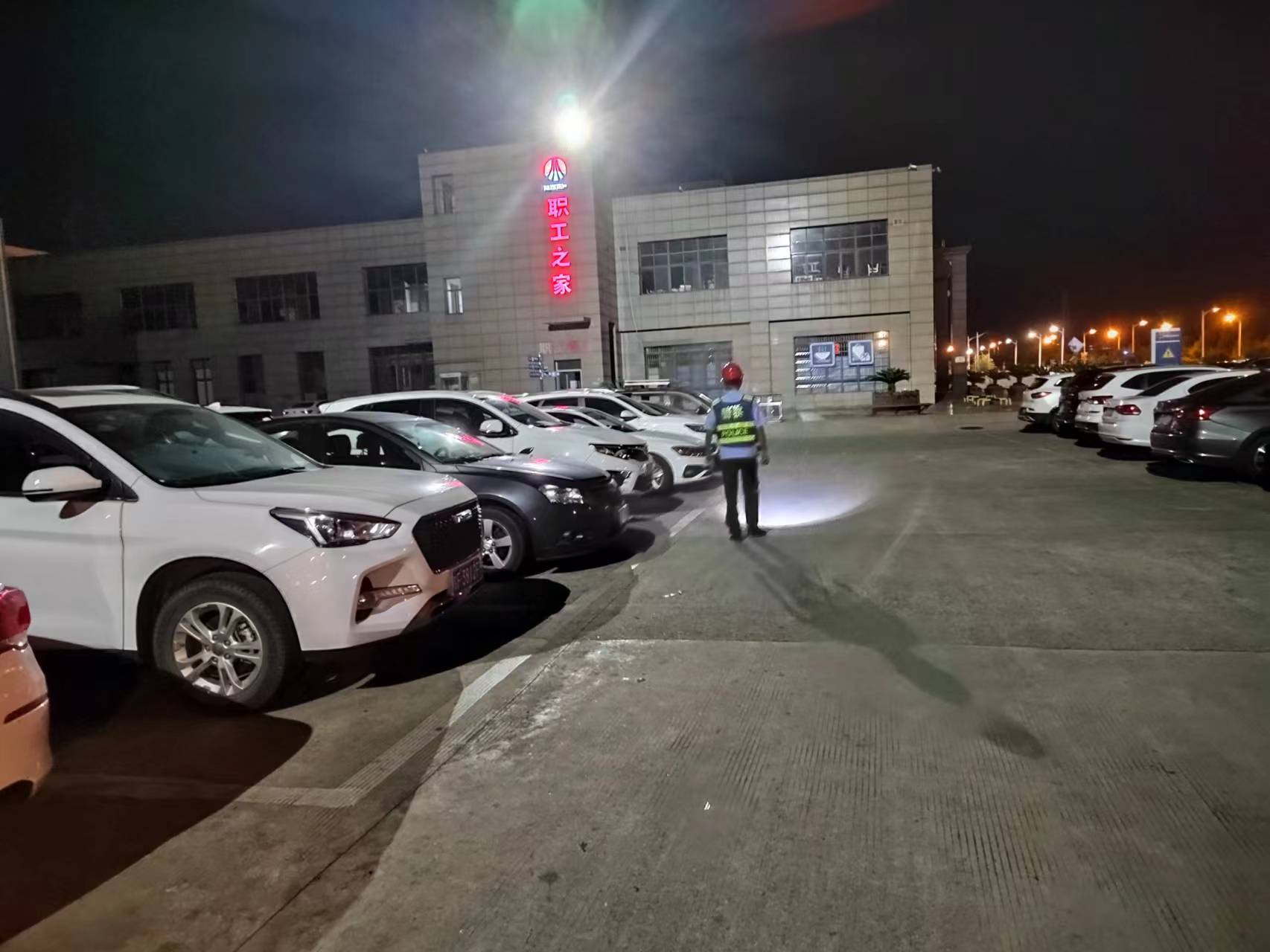 七月流火燃激情 一線堅(jiān)守戰(zhàn)高溫