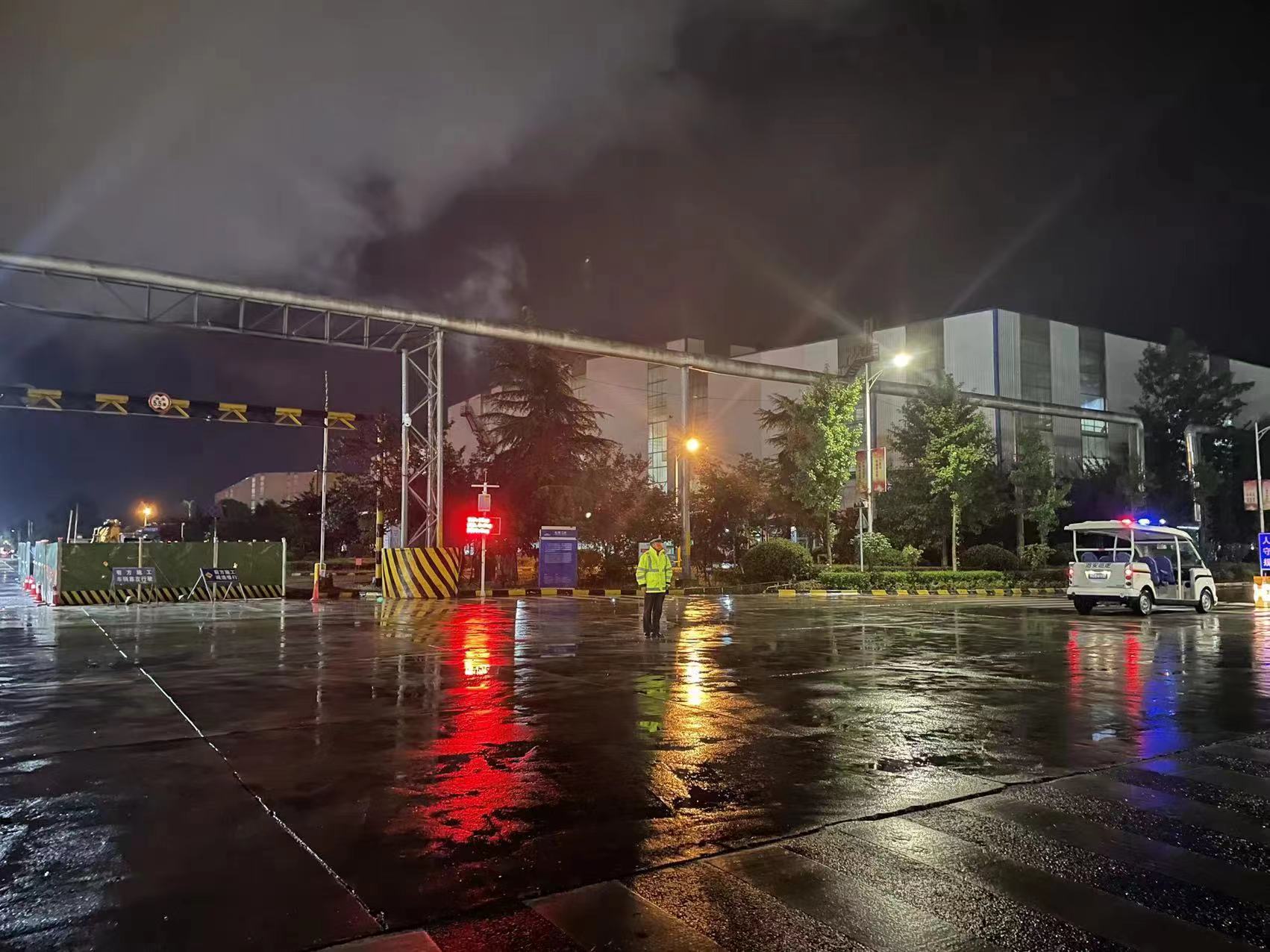 七月流火燃激情 一線堅(jiān)守戰(zhàn)高溫