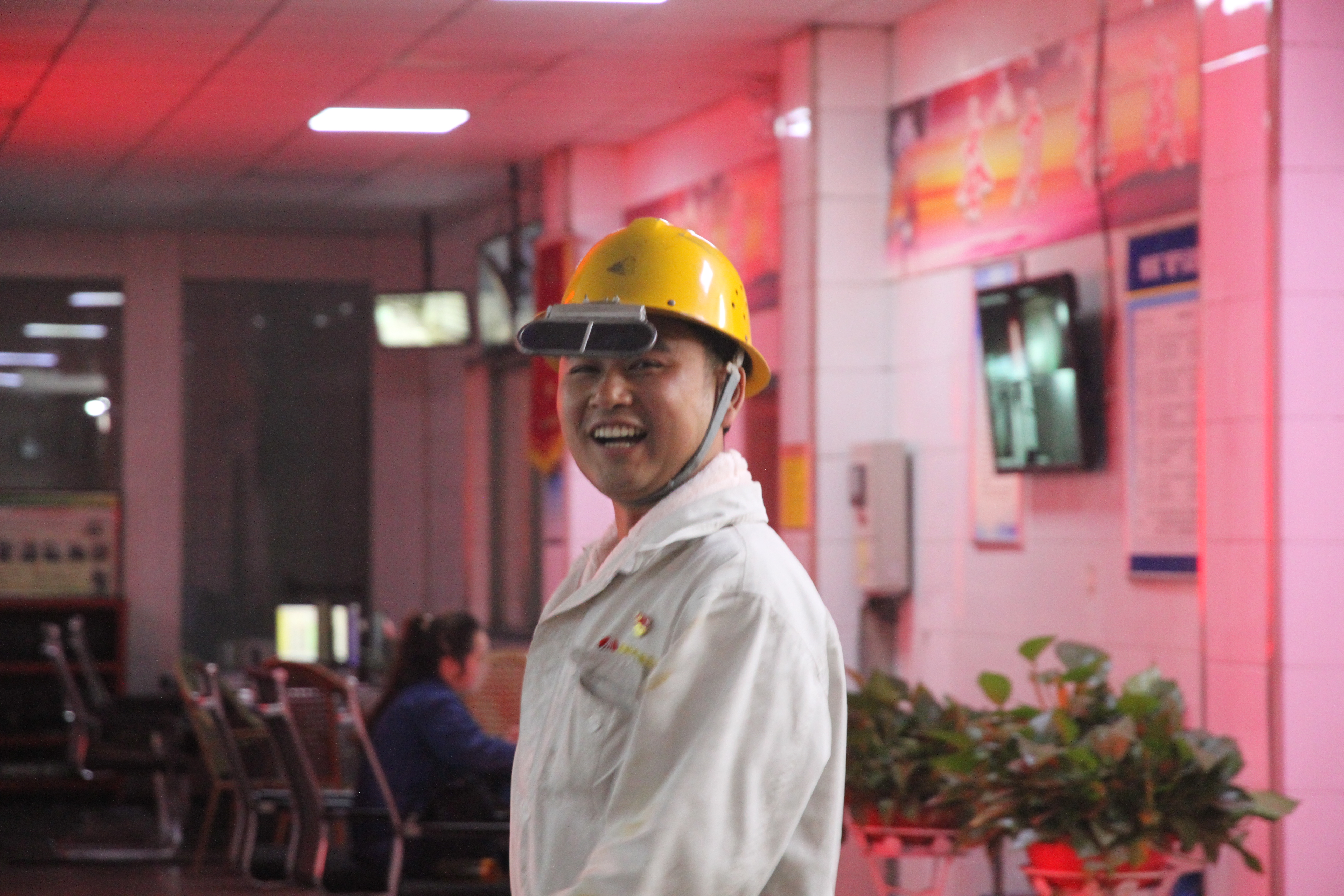 黨徽是他們最美的“名片”