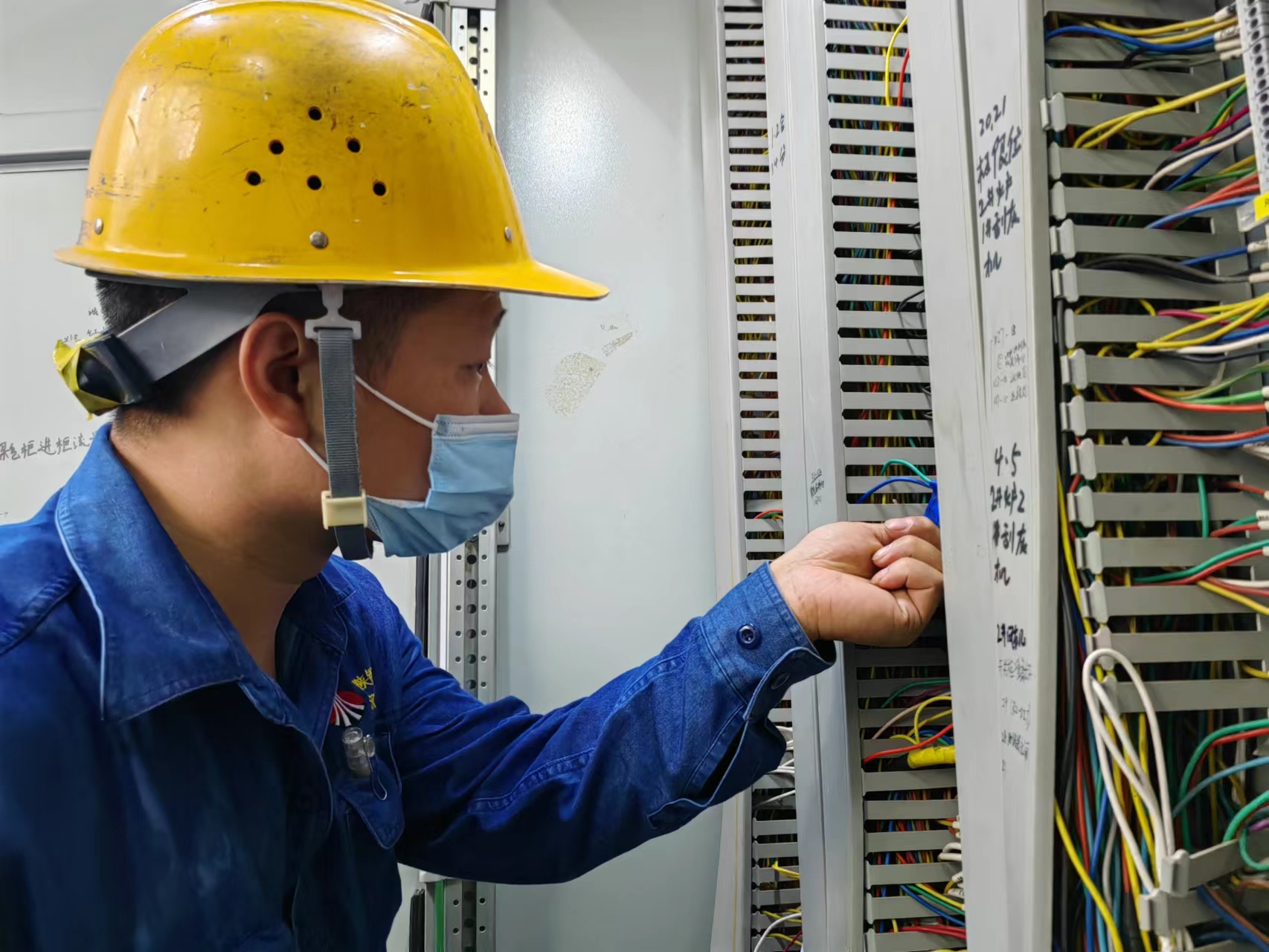 紅、黃、藍(lán)不一樣的角色，一樣的擔(dān)當(dāng)