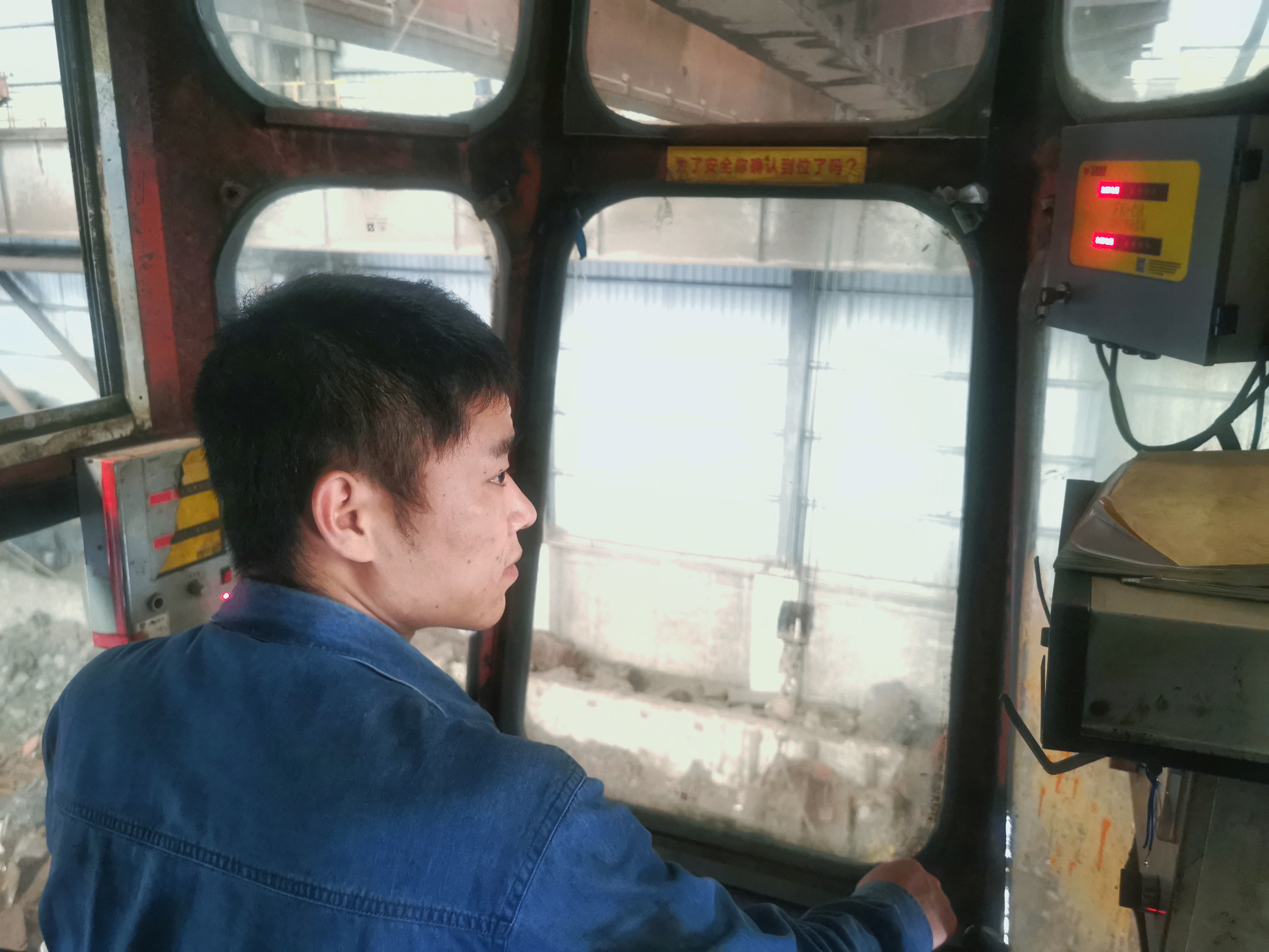 用責任與擔當劃出空中最美的弧線