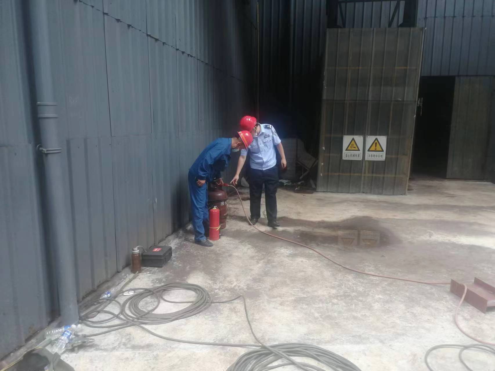 赴湯蹈火淬新藍(lán) 赤膽一片護(hù)鋼城 ----記漢鋼公司專職消防隊