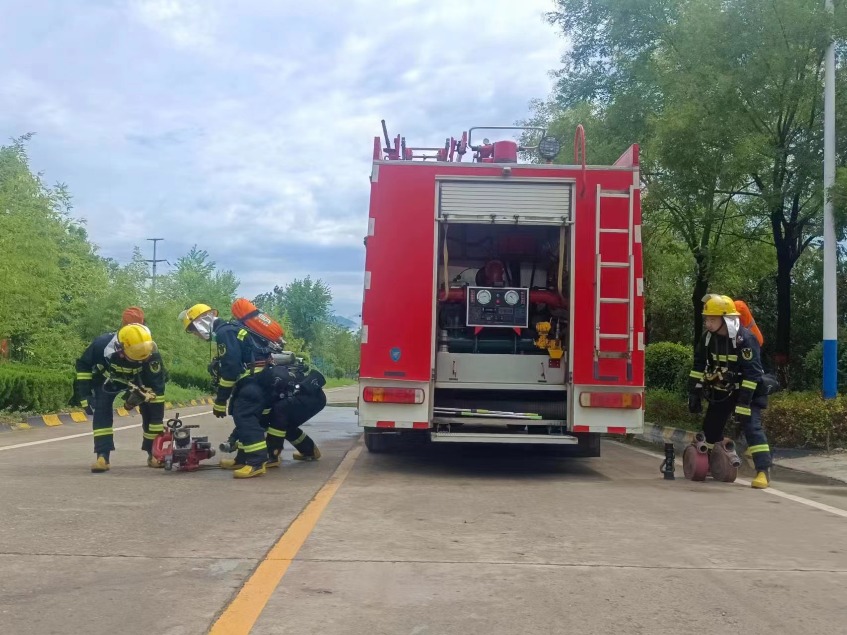 赴湯蹈火淬新藍(lán) 赤膽一片護(hù)鋼城 ----記漢鋼公司專職消防隊