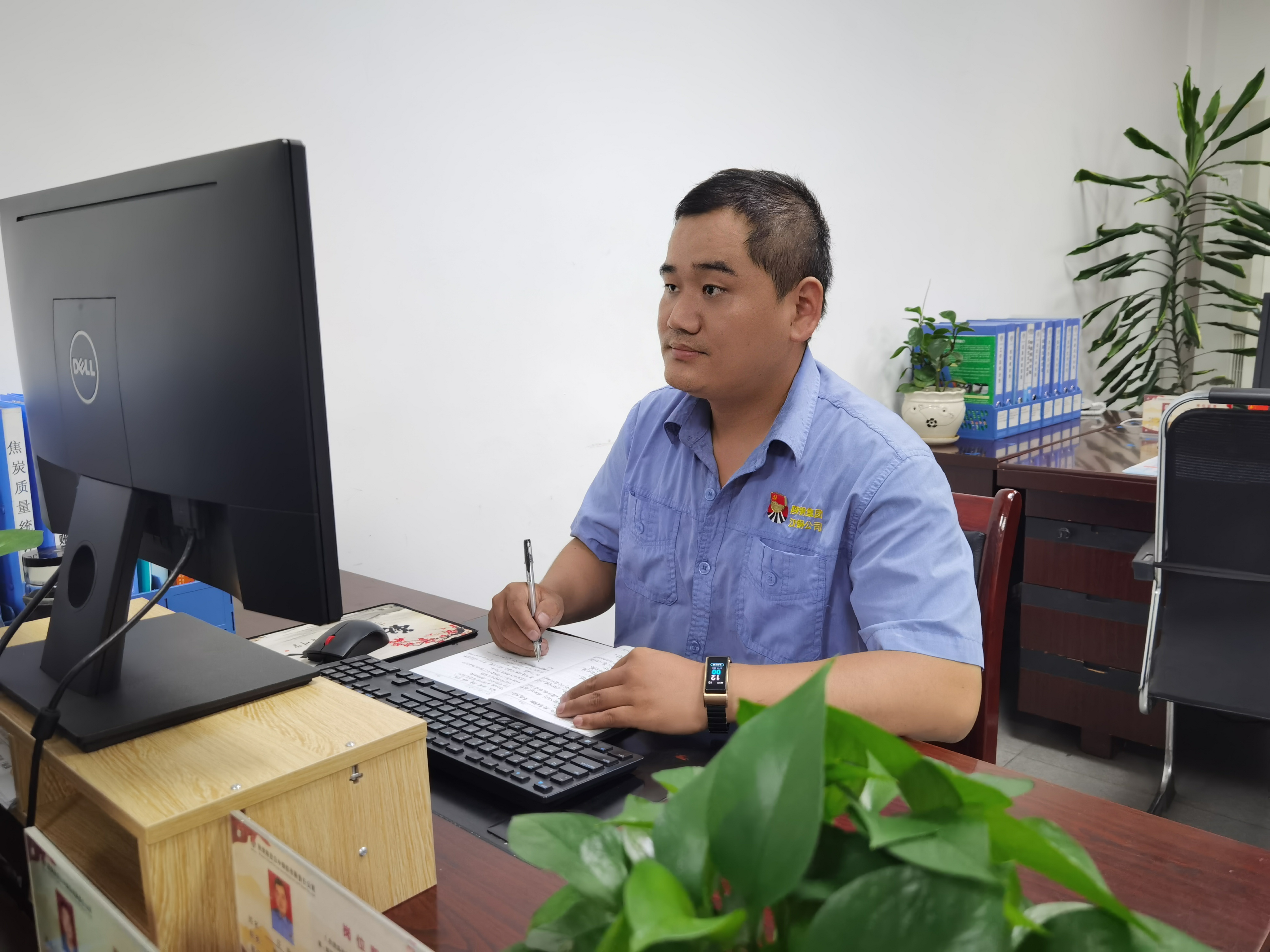 飄揚在料場上的一面旗幟