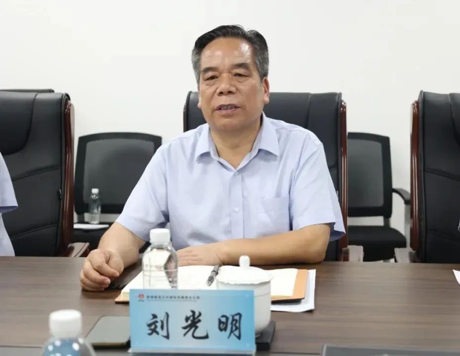 陜鋼集團(tuán)產(chǎn)業(yè)創(chuàng)新研究院黨委書記、董事長劉光明一行到公司開展“送清涼”活動并交流座談