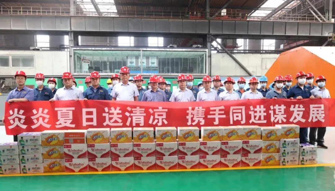 陜鋼集團(tuán)產(chǎn)業(yè)創(chuàng)新研究院黨委書記、董事長劉光明一行到公司開展“送清涼”活動并交流座談