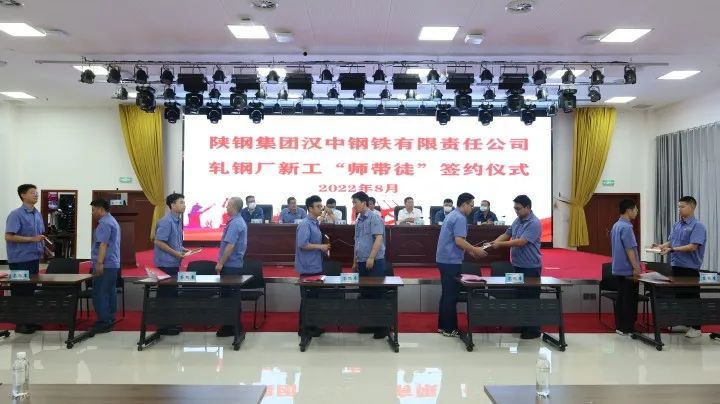 敬茶、回禮、寄語……公司開展2022年新工“師帶徒”簽約儀式