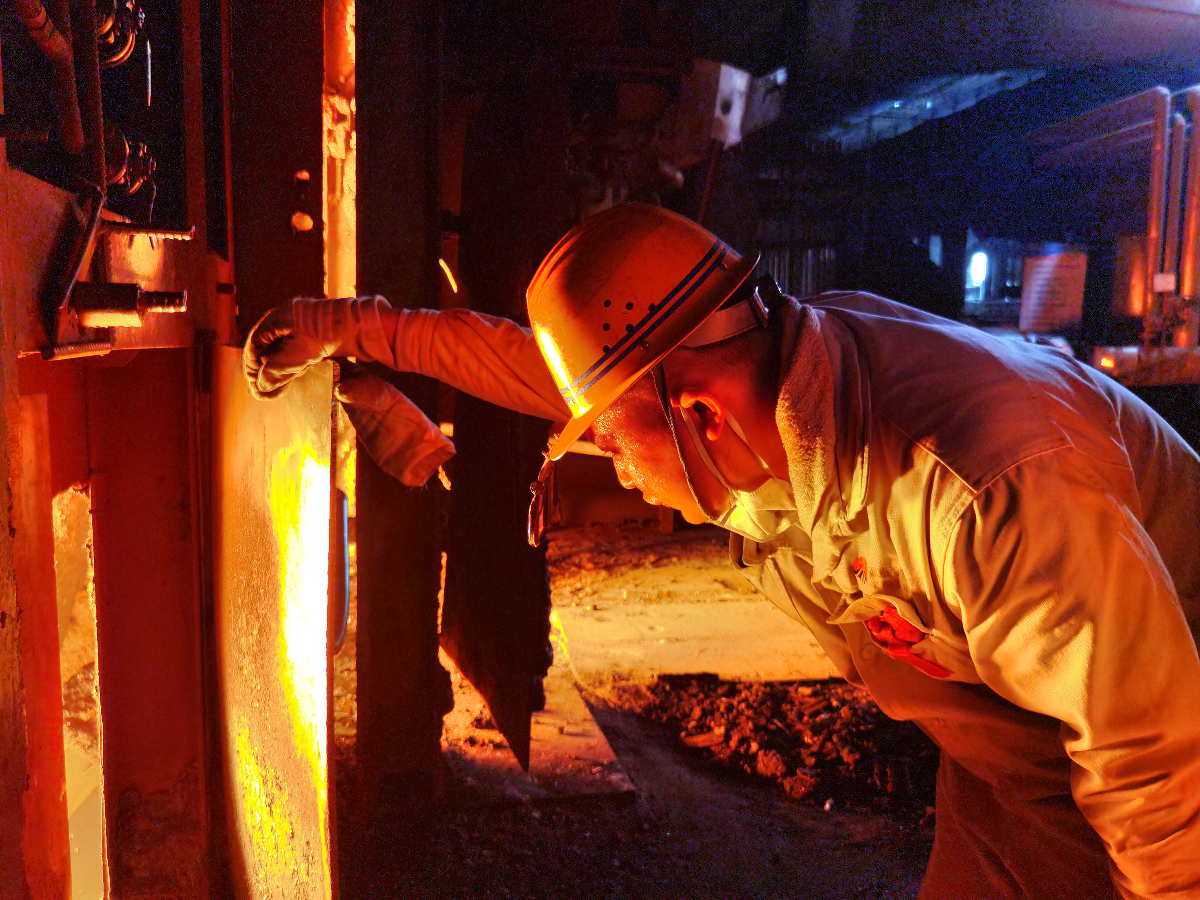 直擊現(xiàn)場(chǎng)，看高溫下的他們?nèi)绾巍按銦挸射摗? title=