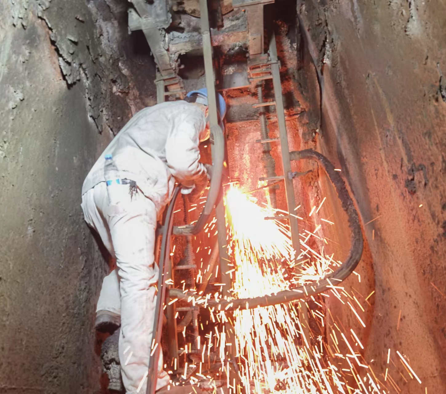 直擊現(xiàn)場(chǎng)，看高溫下的他們?nèi)绾巍按銦挸射摗? title=