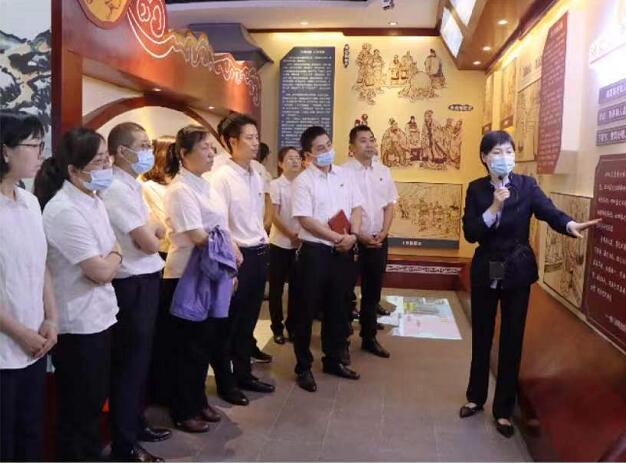 筑牢家庭防線 建設(shè)清廉家風(fēng)