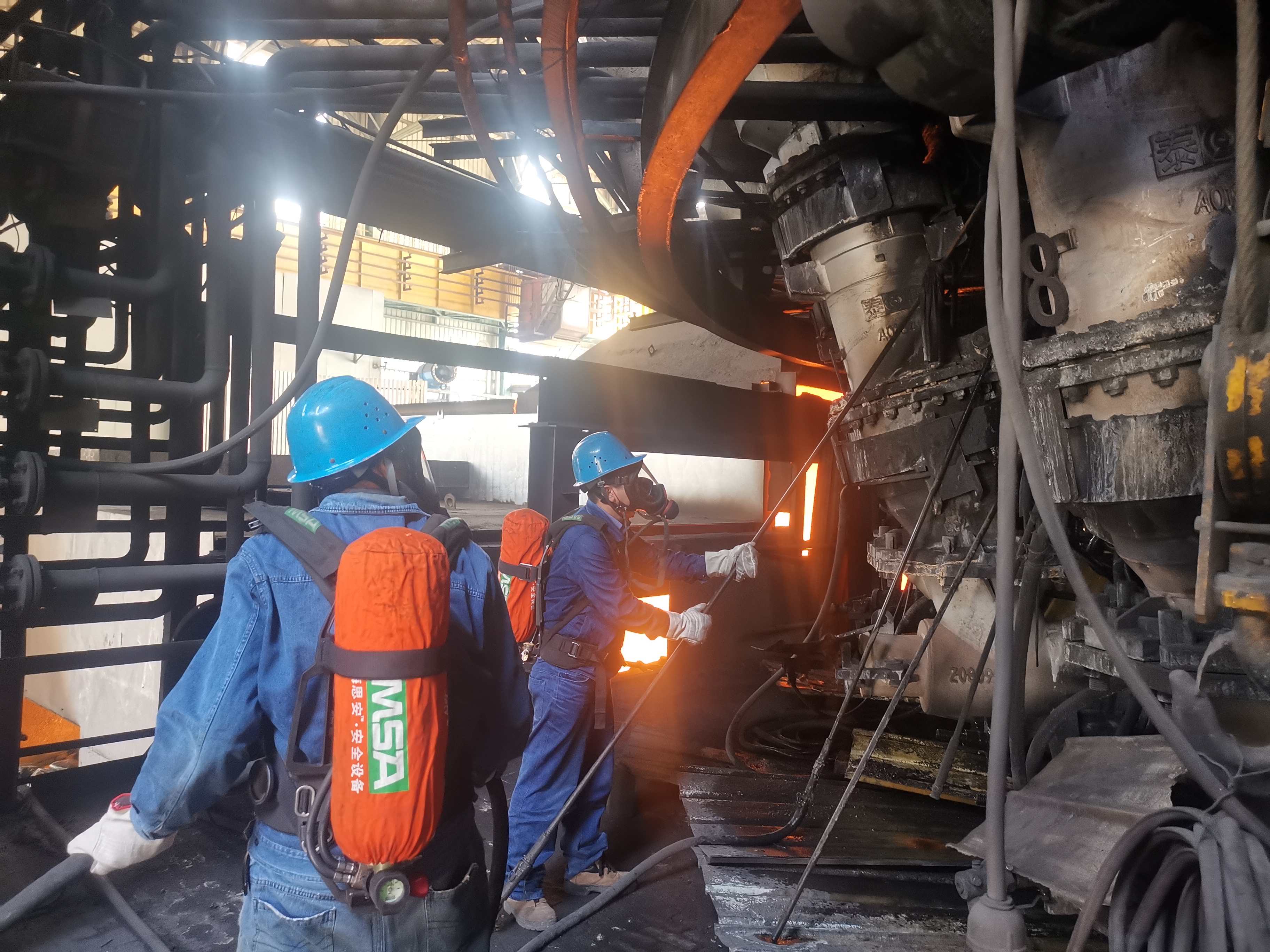 他們?cè)跔t火旁熠熠閃光