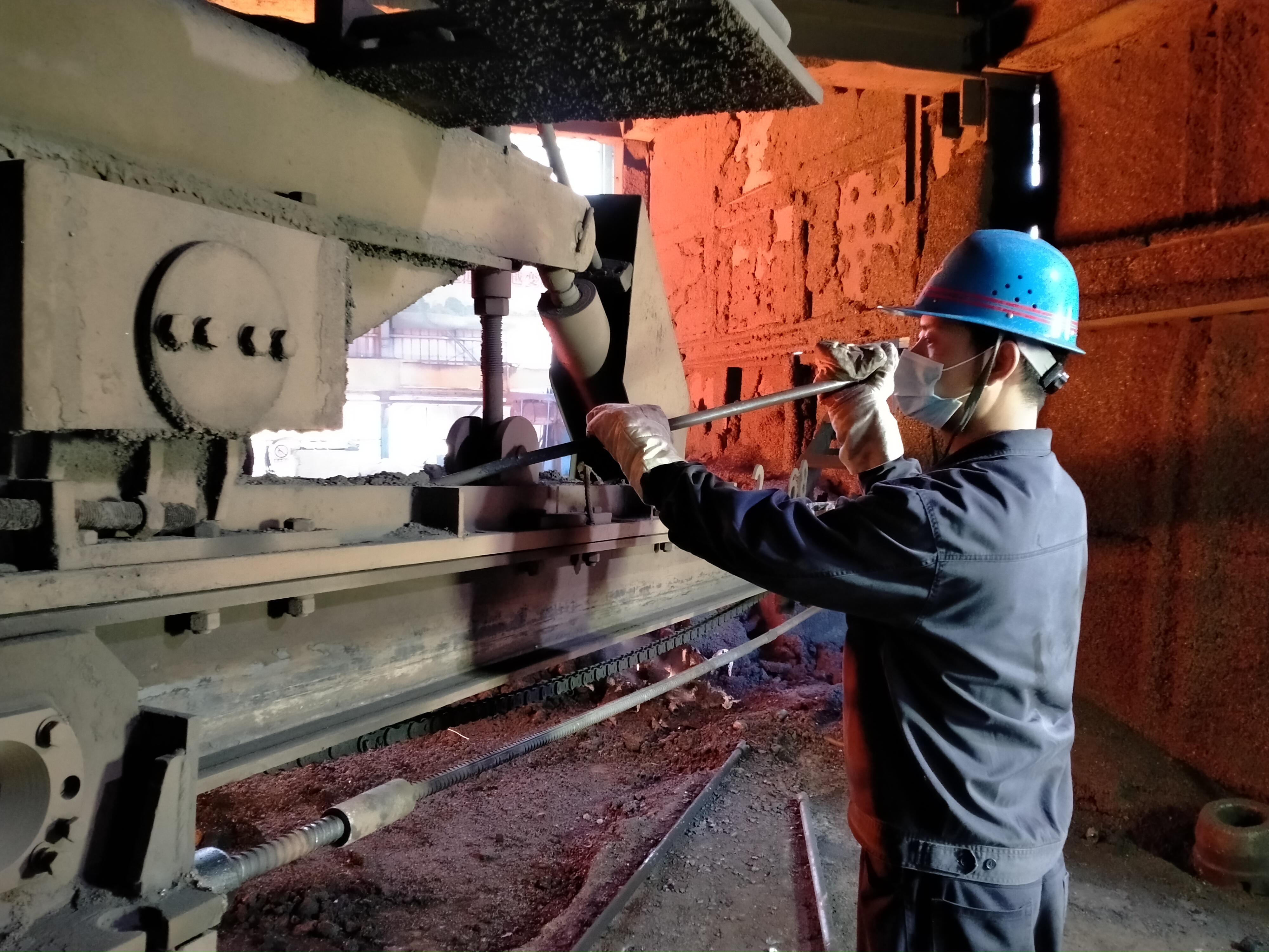 他們?cè)跔t火旁熠熠閃光