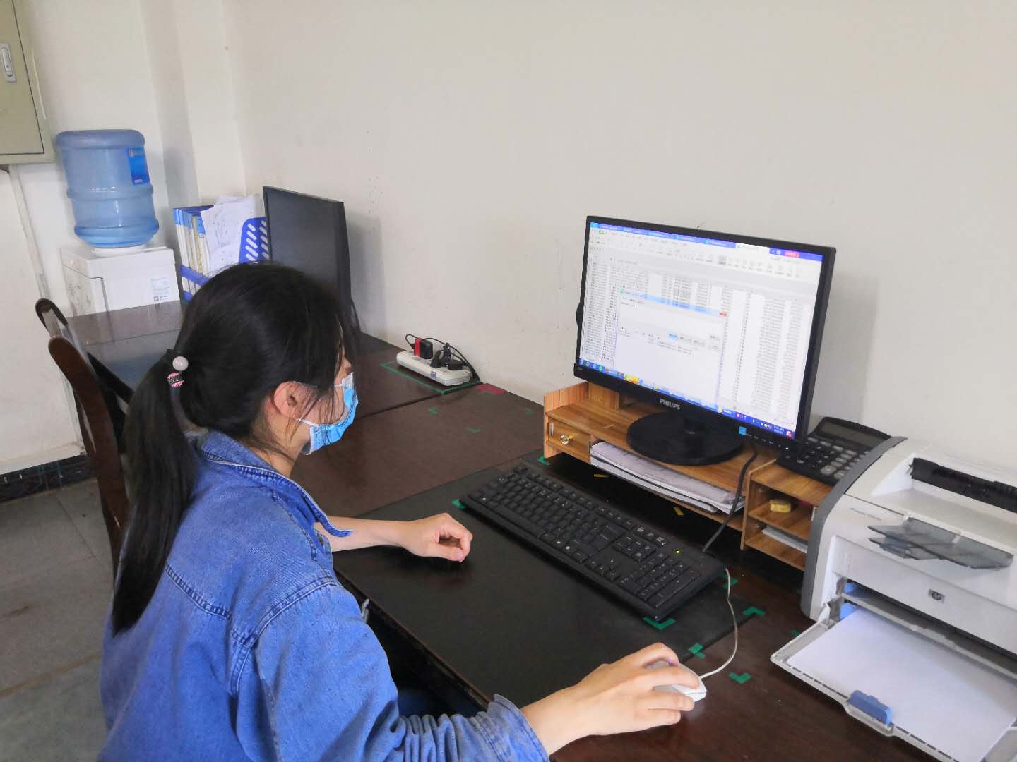 巾幗不畏難  風(fēng)雨勇?tīng)?zhēng)先