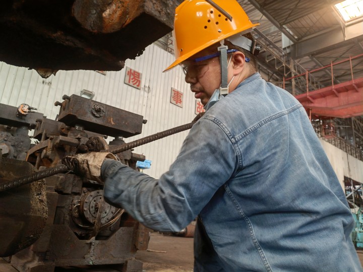 身著“漢鋼藍(lán)”  守護(hù)“中國紅”