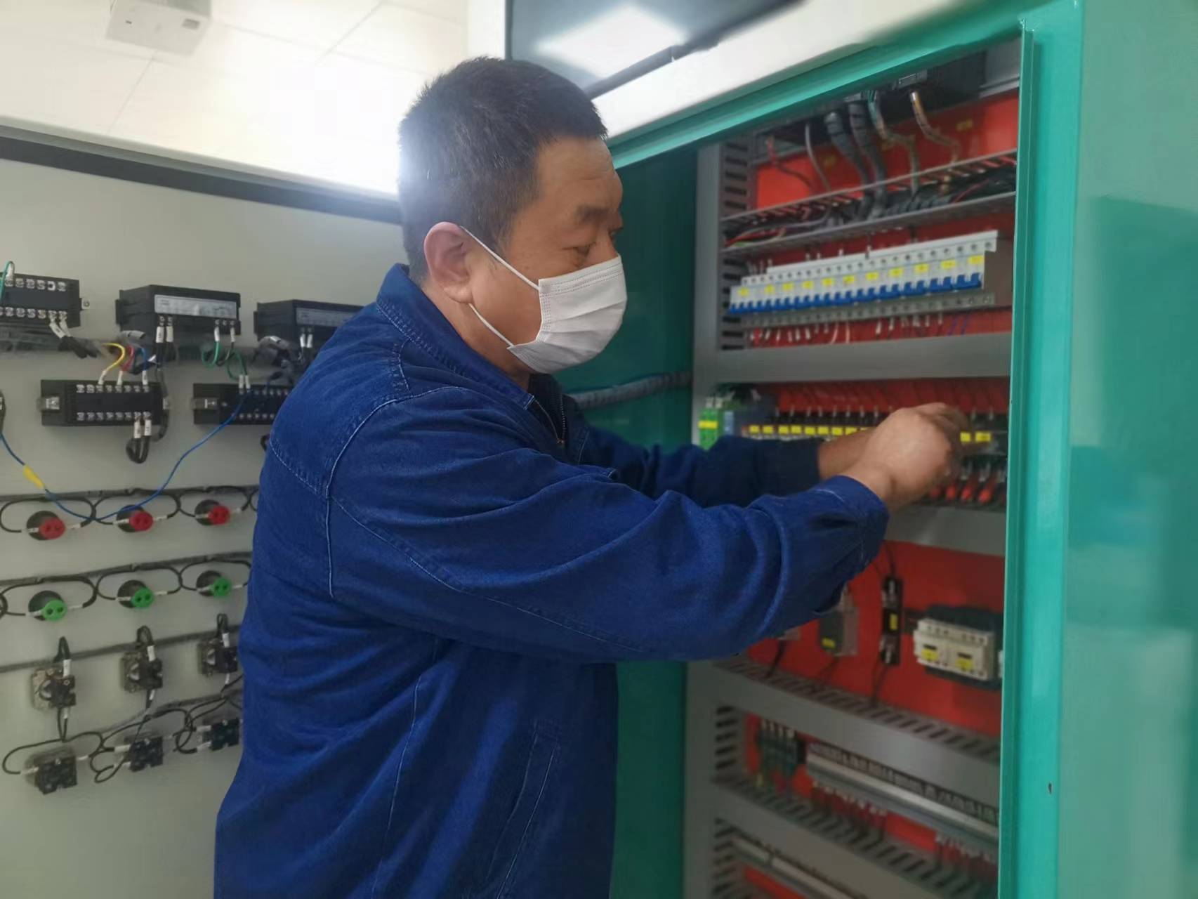 王新春：只爭(zhēng)朝夕加油干