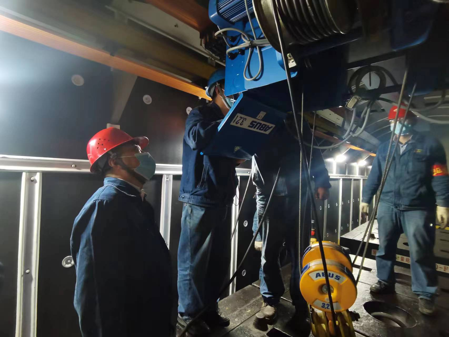 日夜里的堅守 校檢中的勇往