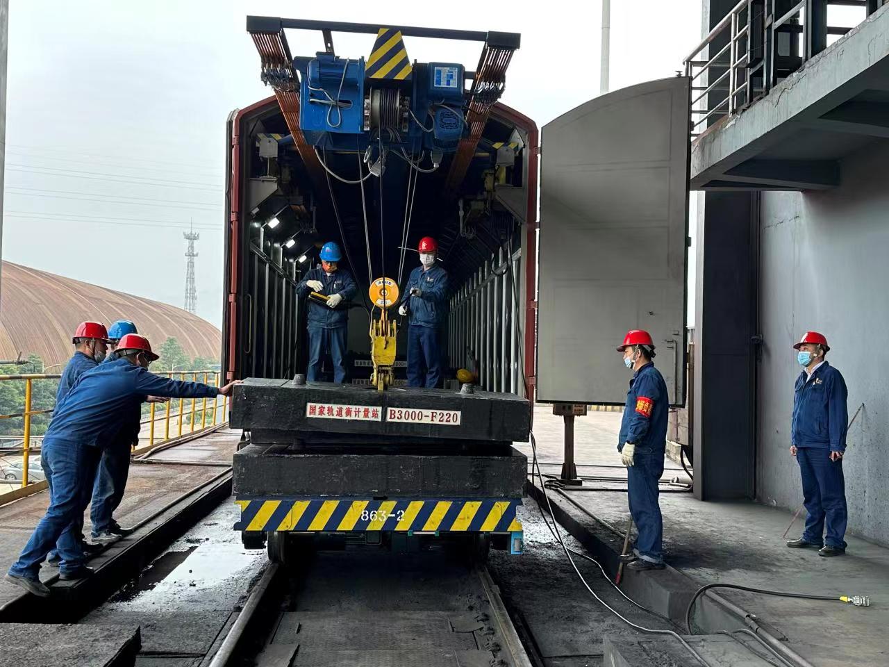 日夜里的堅守 校檢中的勇往