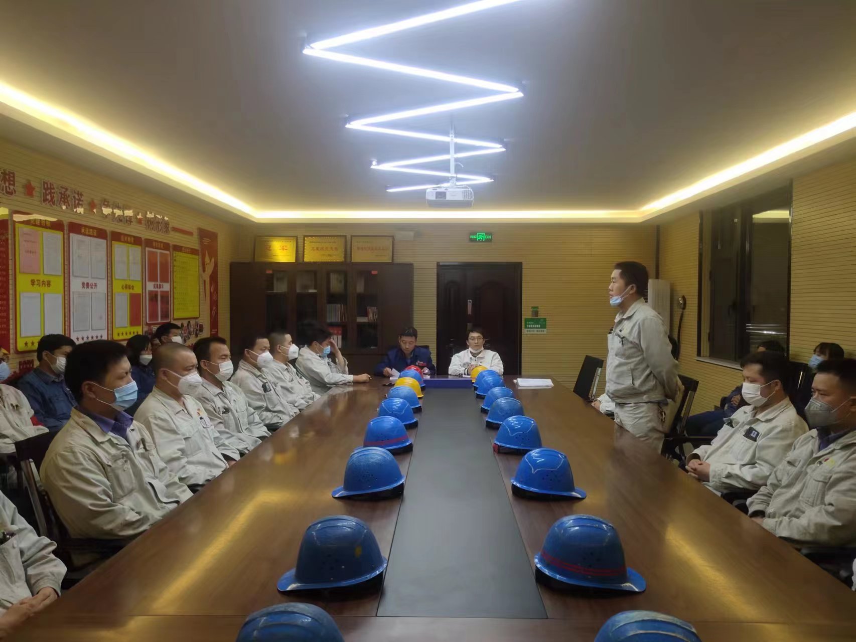 奮勇爭(zhēng)先強(qiáng)干勁 常抓不懈保安全