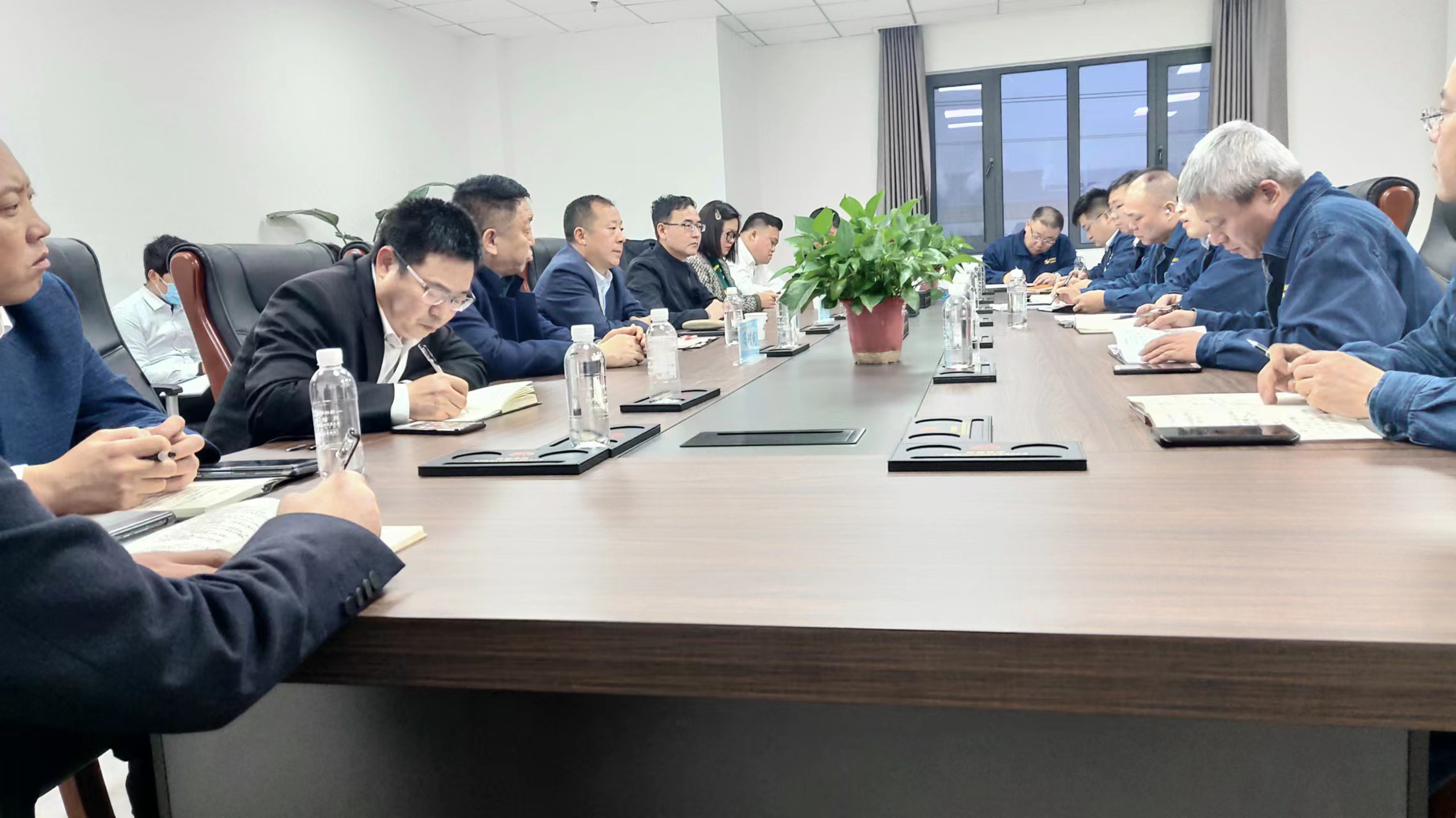 甘肅浩海煤化董事長(zhǎng)馮對(duì)成，韓城公司常務(wù)副總經(jīng)理袁浩一行到公司座談