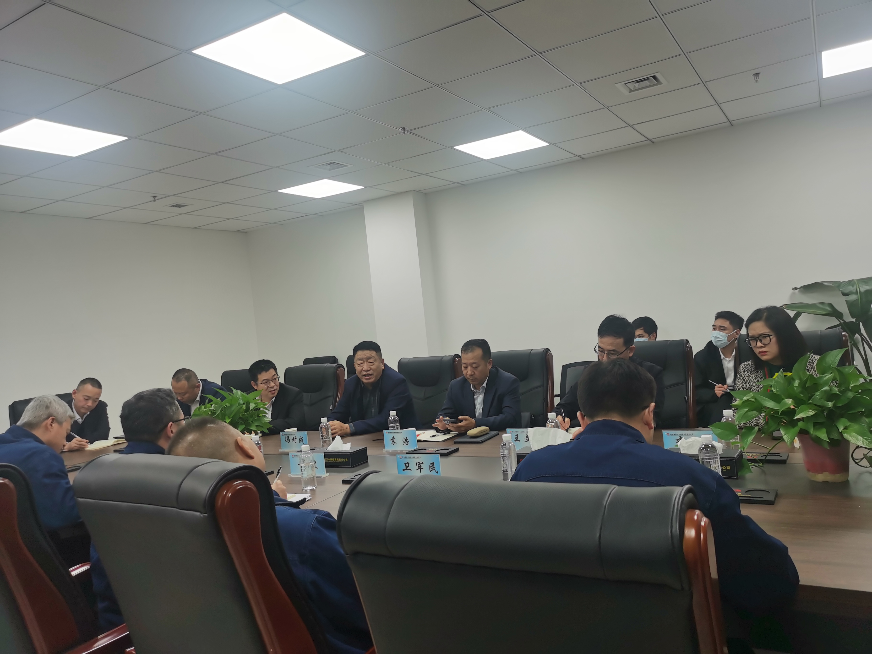 甘肅浩海煤化董事長(zhǎng)馮對(duì)成，韓城公司常務(wù)副總經(jīng)理袁浩一行到公司座談