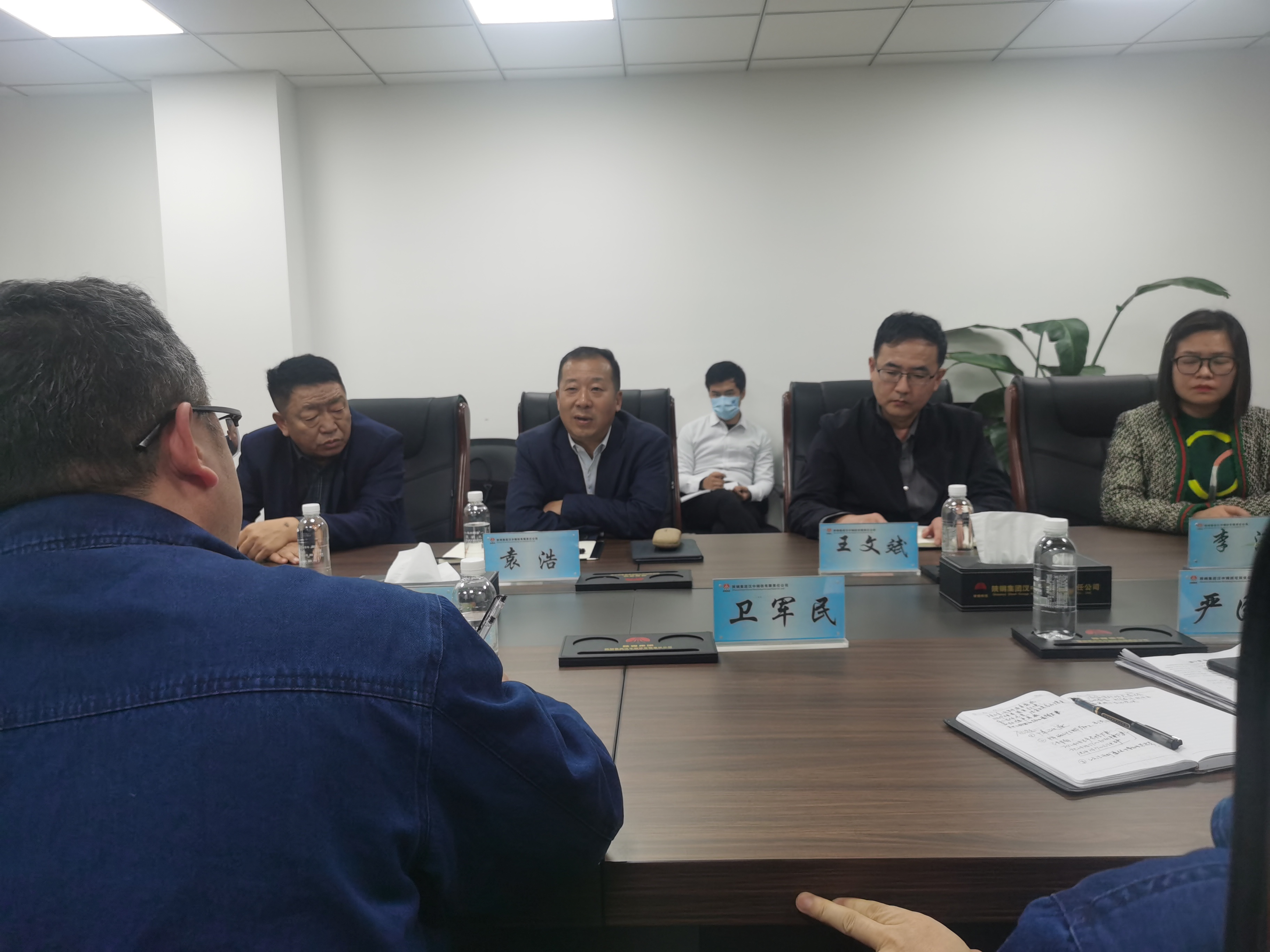 甘肅浩海煤化董事長(zhǎng)馮對(duì)成，韓城公司常務(wù)副總經(jīng)理袁浩一行到公司座談