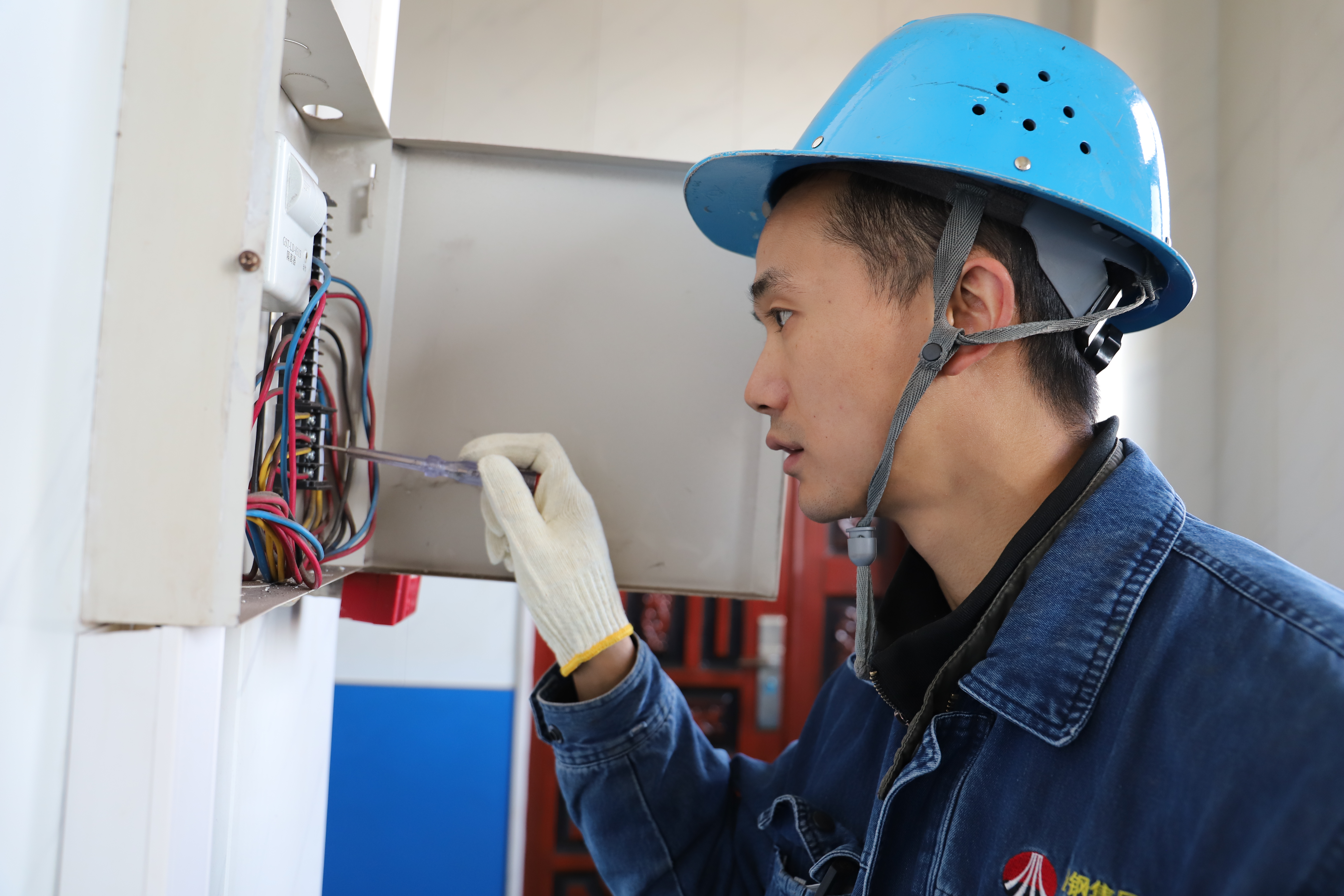 敬業(yè)奉獻(xiàn)，篤定前行的“逐光者” ——記漢鋼公司“最美員工”唐小山