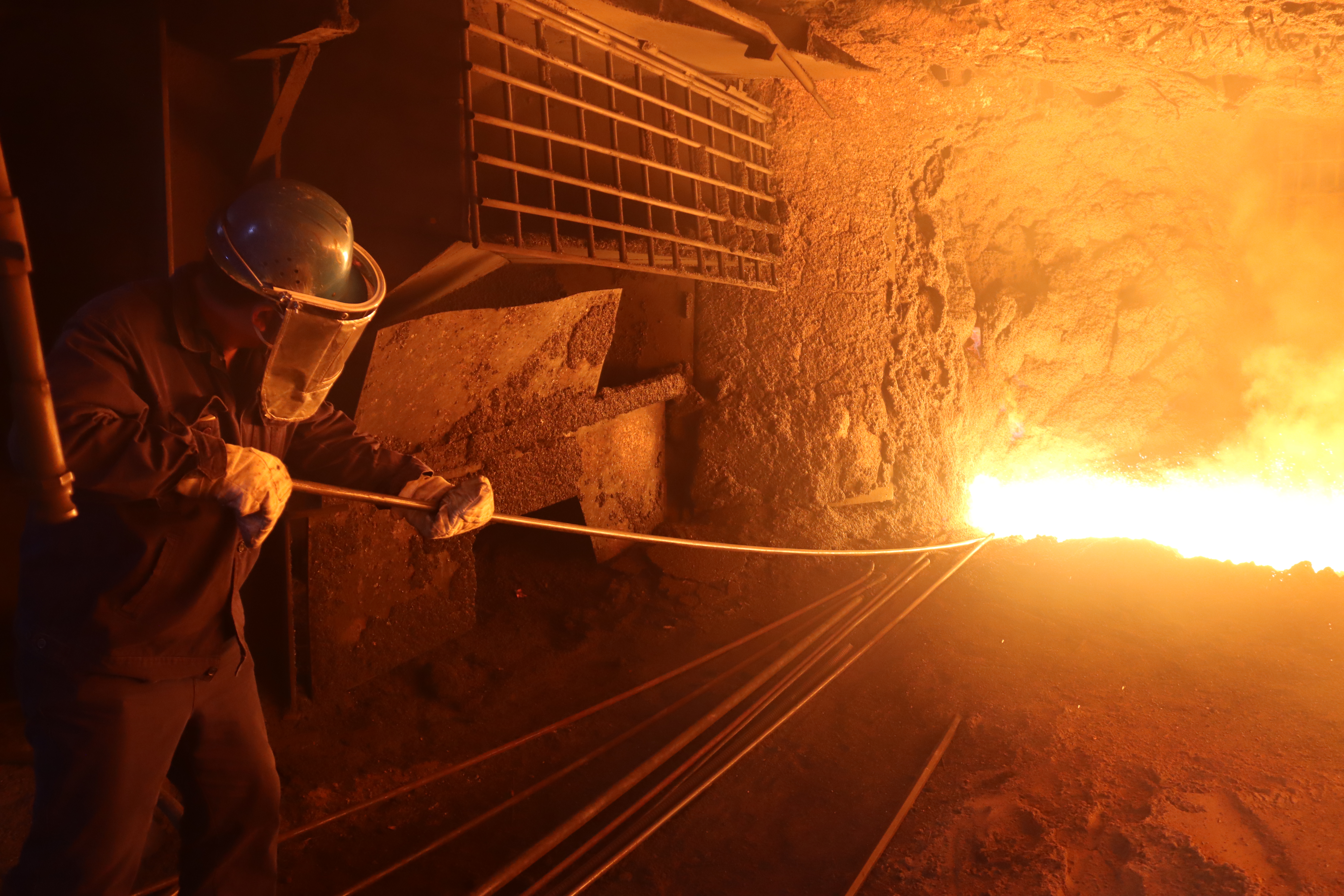 闊步新征程，奮發(fā)煉鐵人