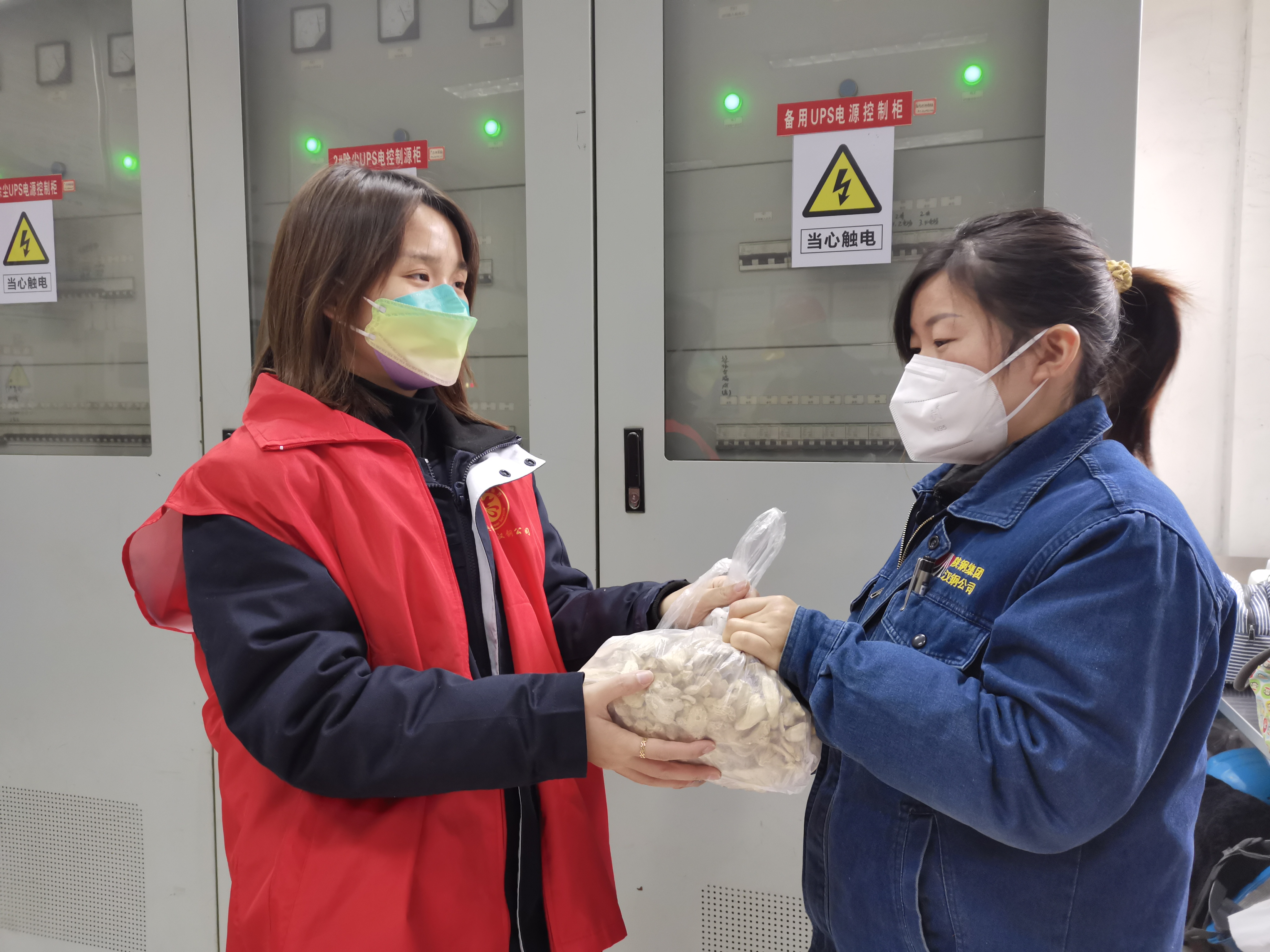 “紅馬甲”上陣解難題 “志愿紅”溫暖煉鋼心