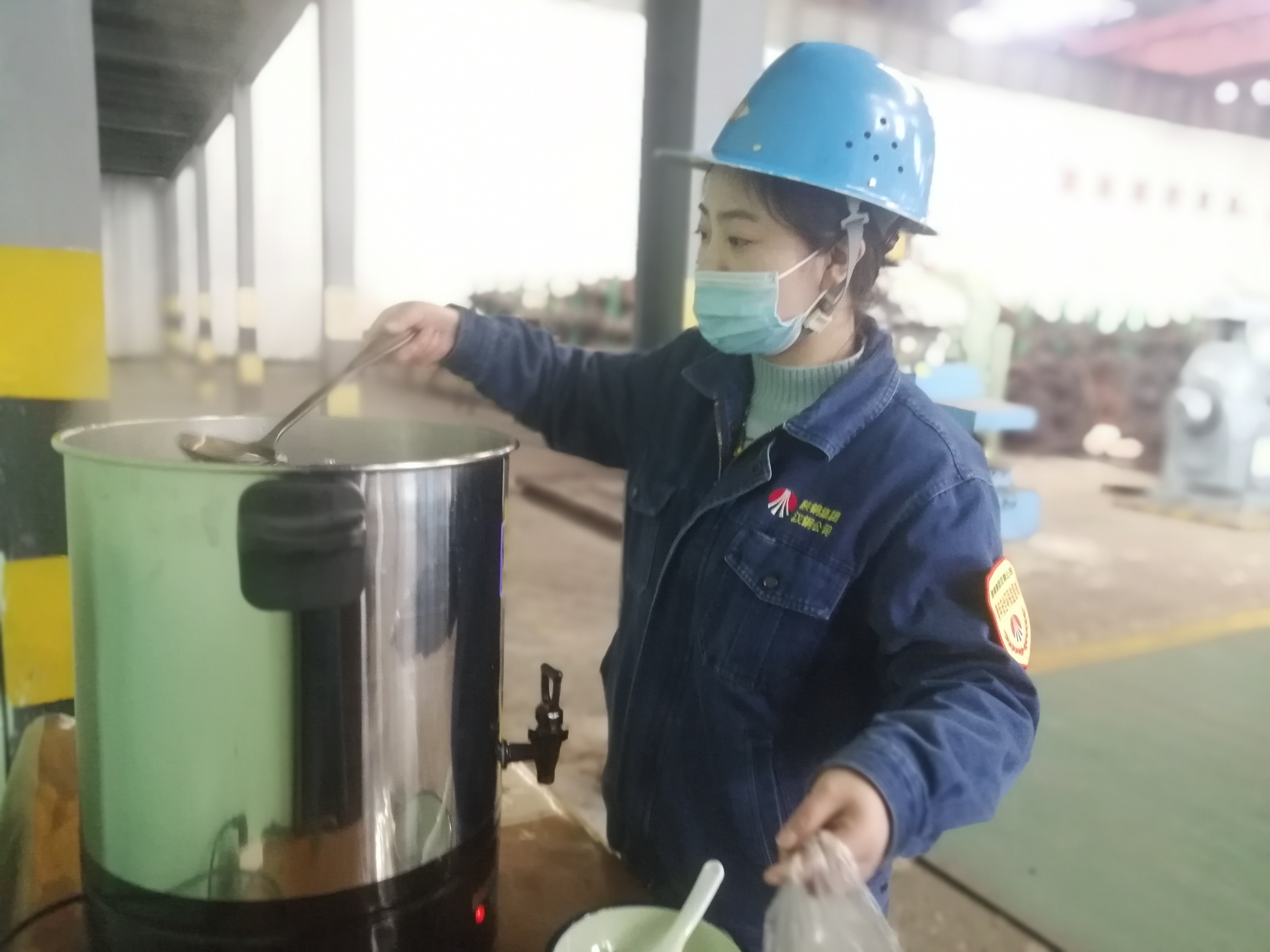 巾幗展芳華  她們是車間里的“藍(lán)精靈”