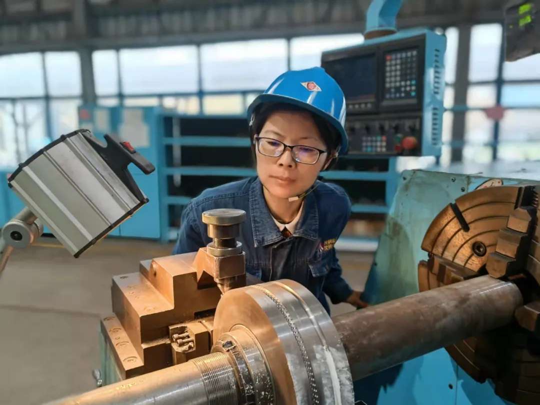 巾幗展芳華  她們是車間里的“藍(lán)精靈”