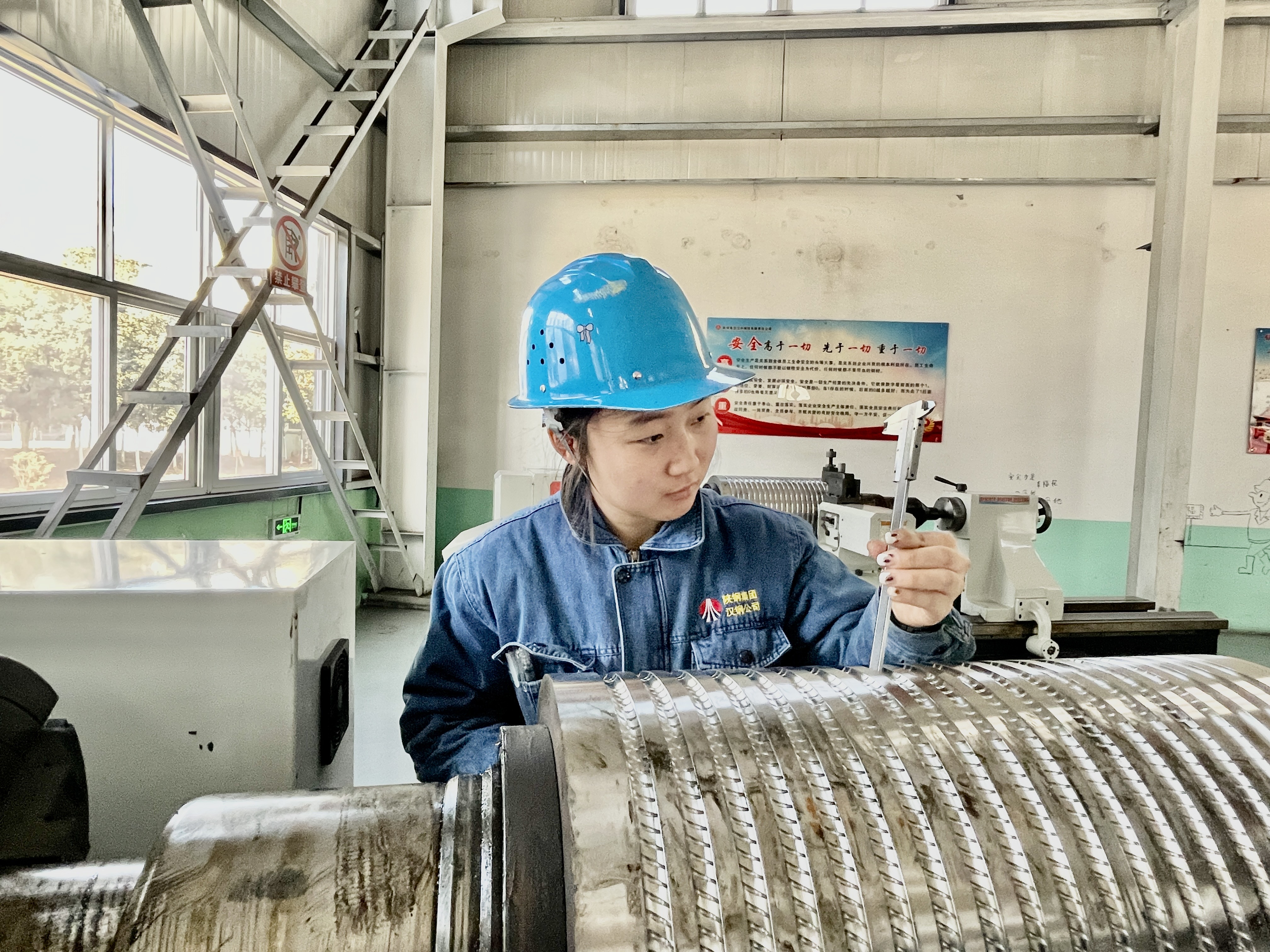 巾幗展芳華  她們是車間里的“藍(lán)精靈”