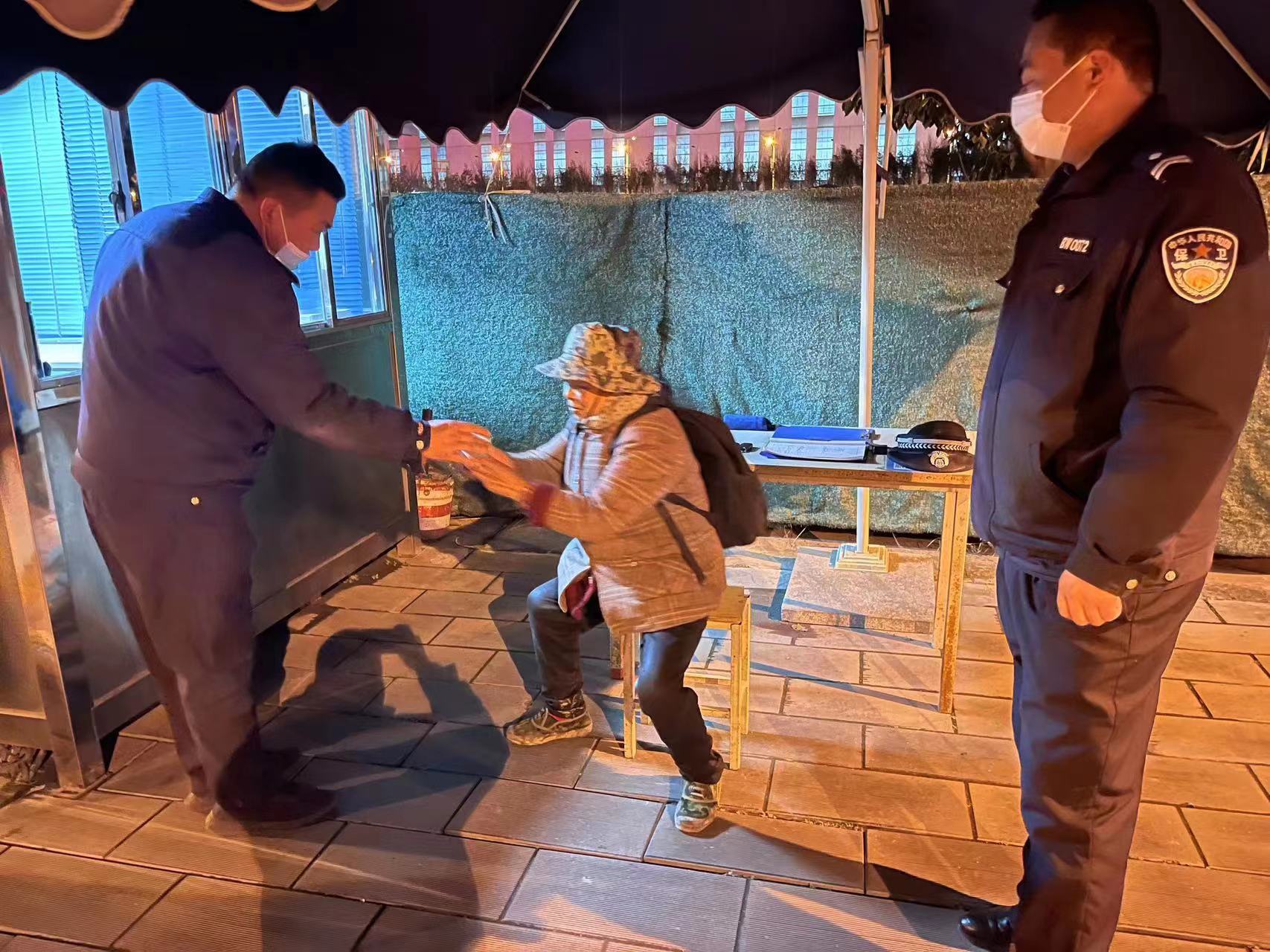 贊！寒夜暖心護(hù)送迷路老人歸家，他們以實(shí)際行動(dòng)踐行初心使命