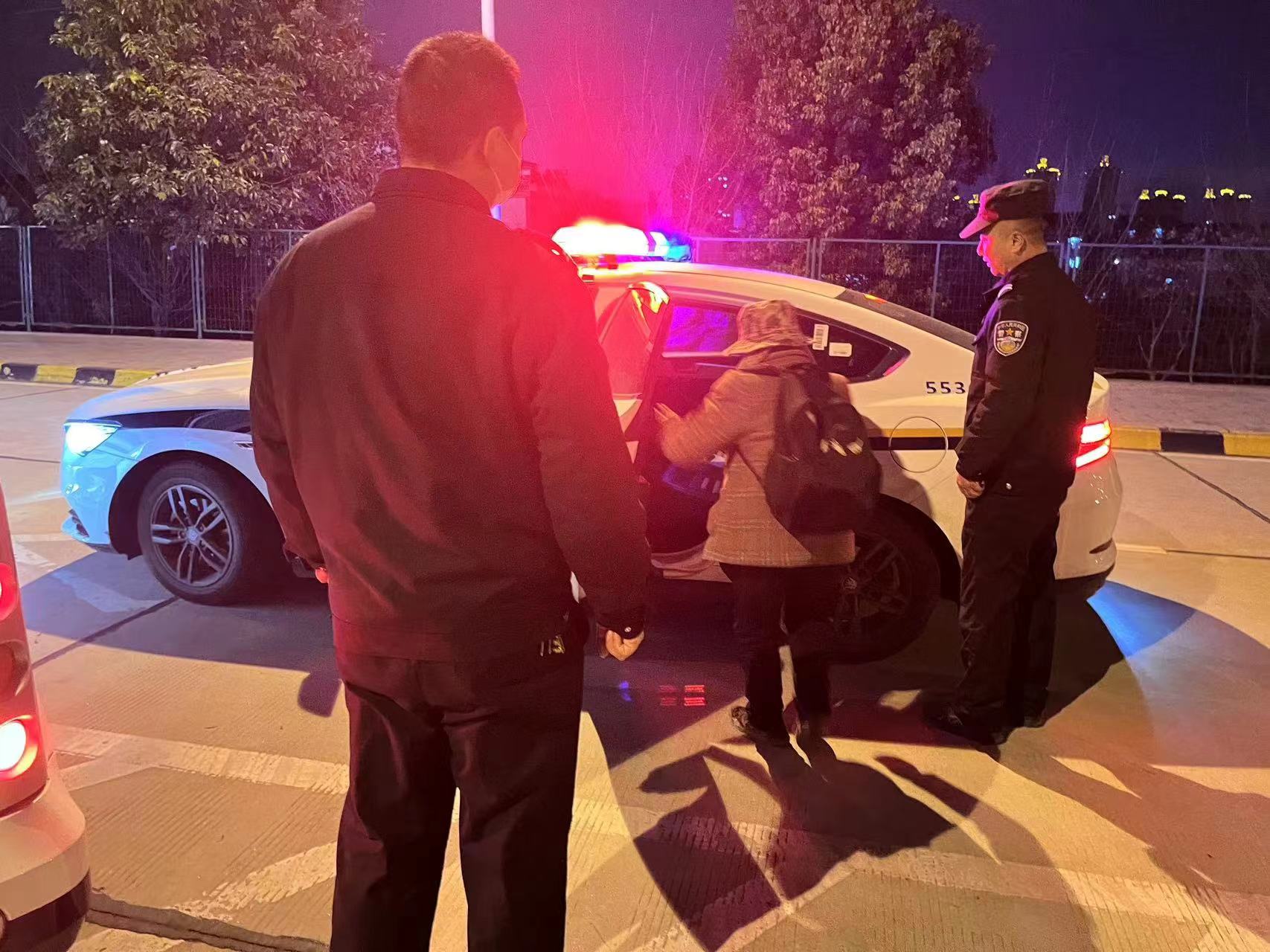 贊！寒夜暖心護(hù)送迷路老人歸家，他們以實(shí)際行動(dòng)踐行初心使命