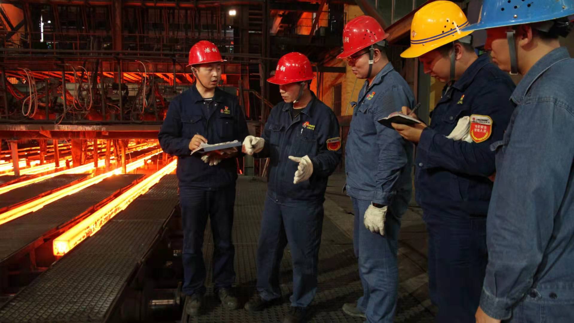 鋼圖為向?qū)В屍鞄迷趭^進中飄揚