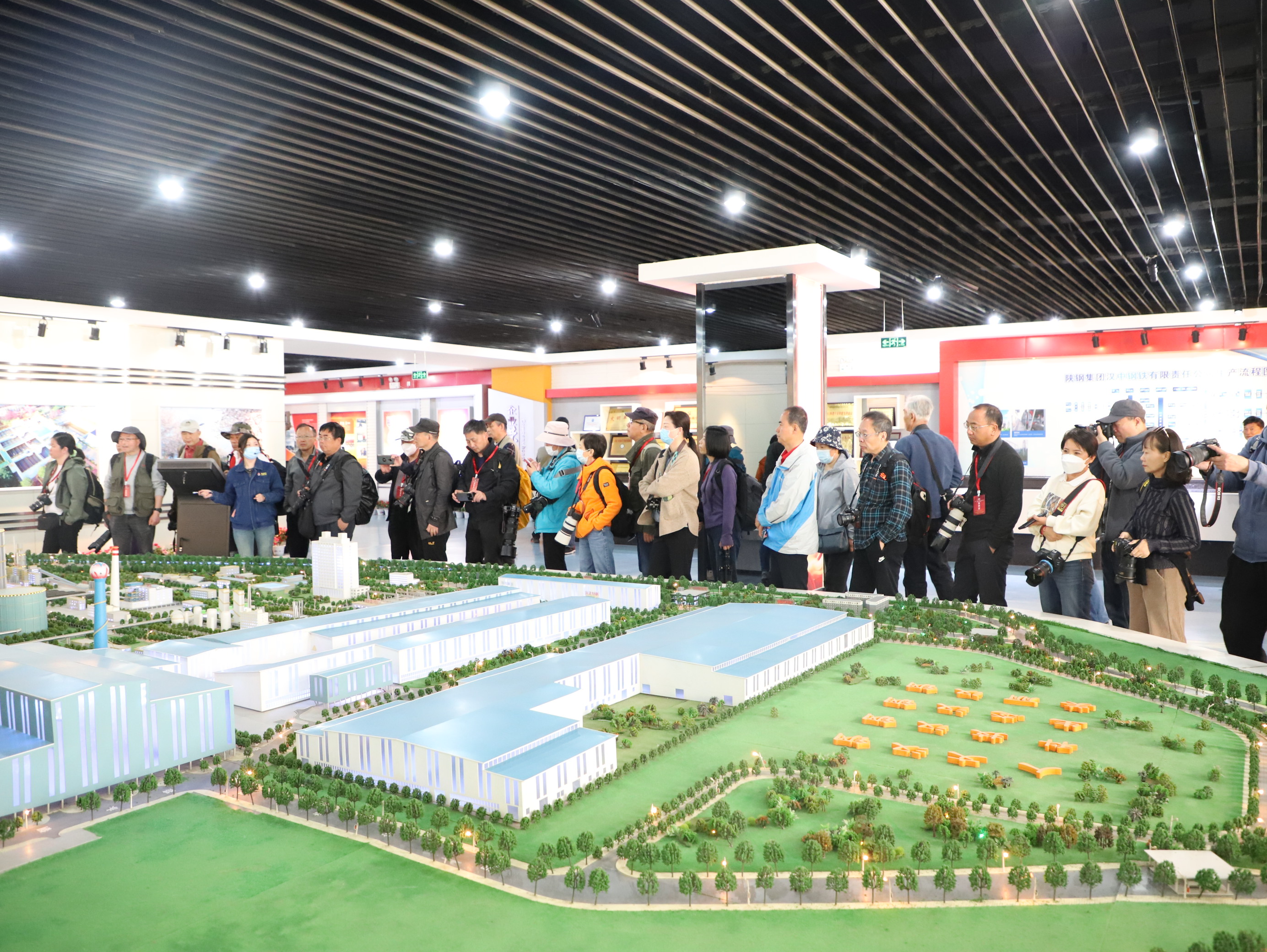 第九屆全國職工攝影展?jié)h中采風團到公司開展企業(yè)采風活動