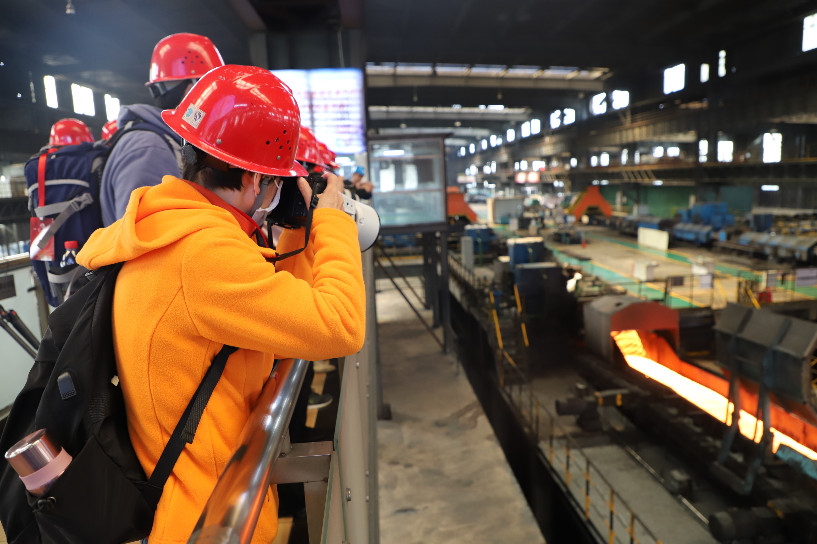 第九屆全國職工攝影展?jié)h中采風團到公司開展企業(yè)采風活動