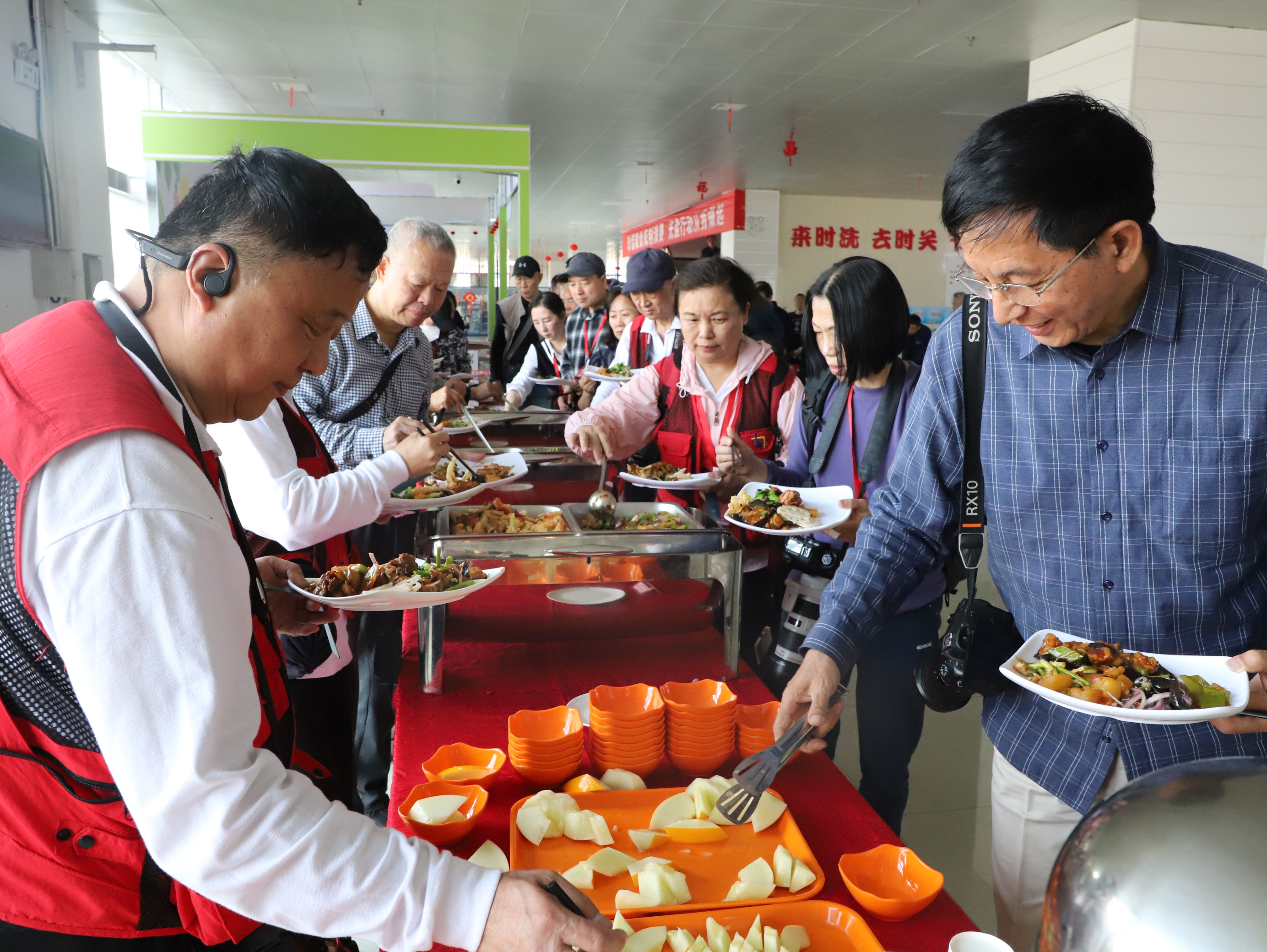 第九屆全國職工攝影展?jié)h中采風團到公司開展企業(yè)采風活動