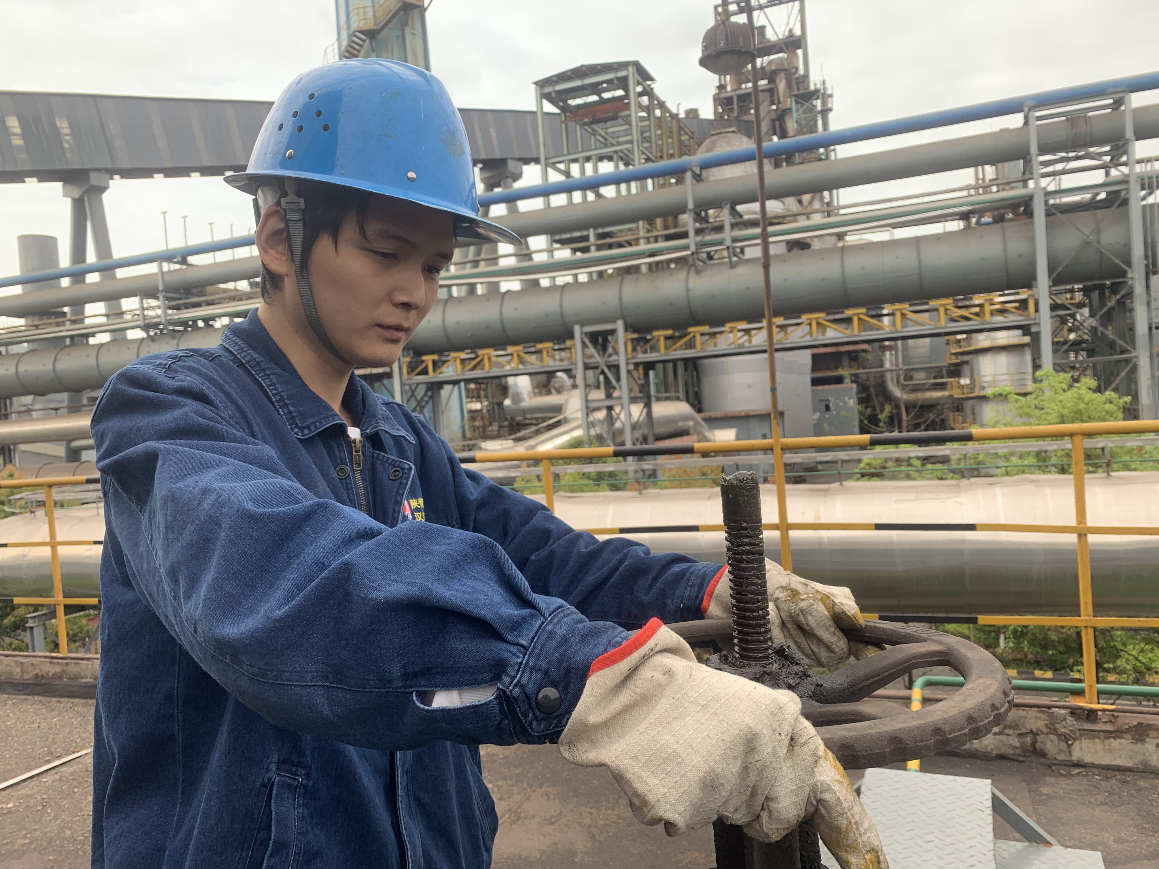 鋼城昂首追夢(mèng) 一線磨礪青春