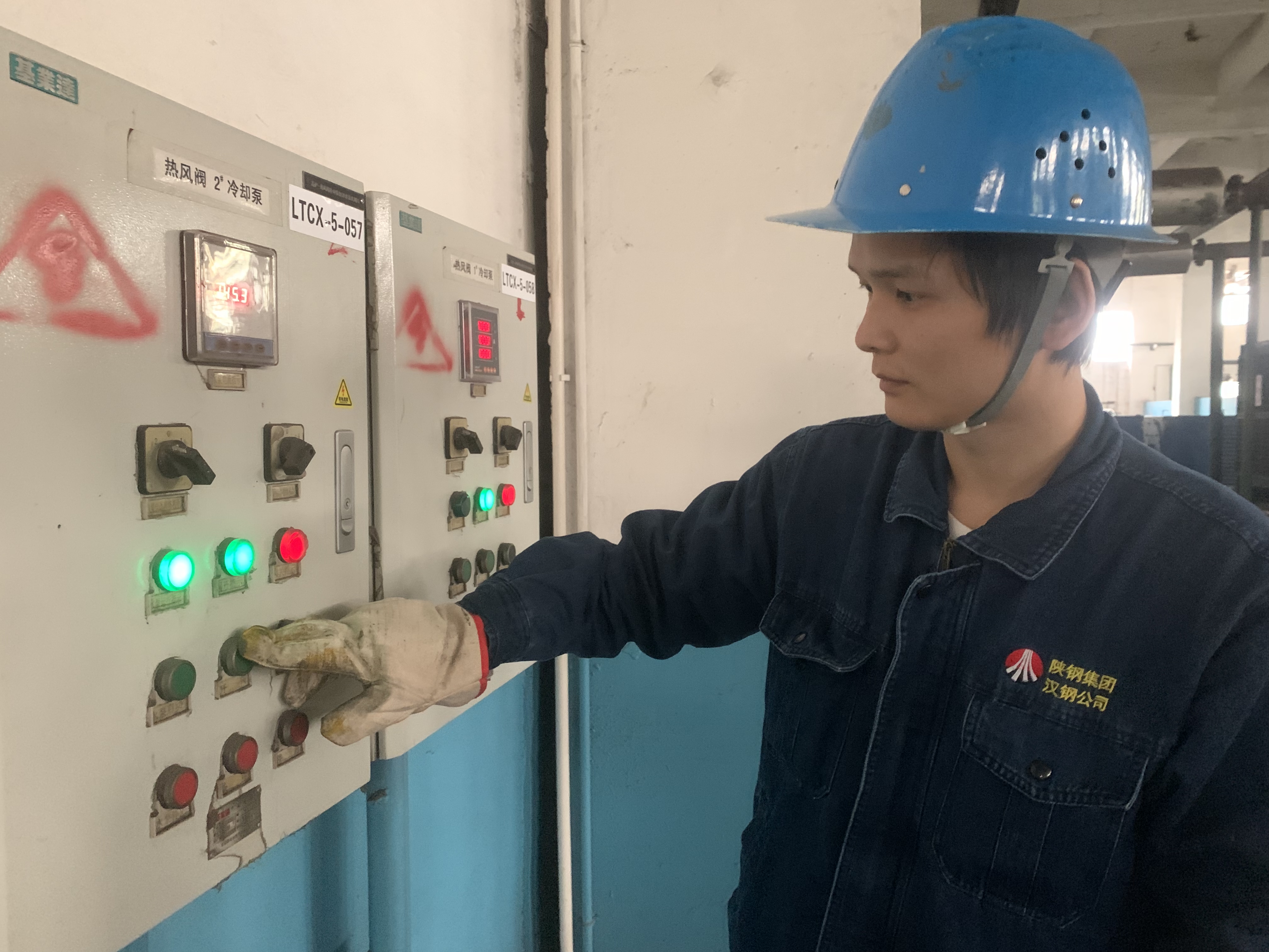 鋼城昂首追夢(mèng) 一線磨礪青春