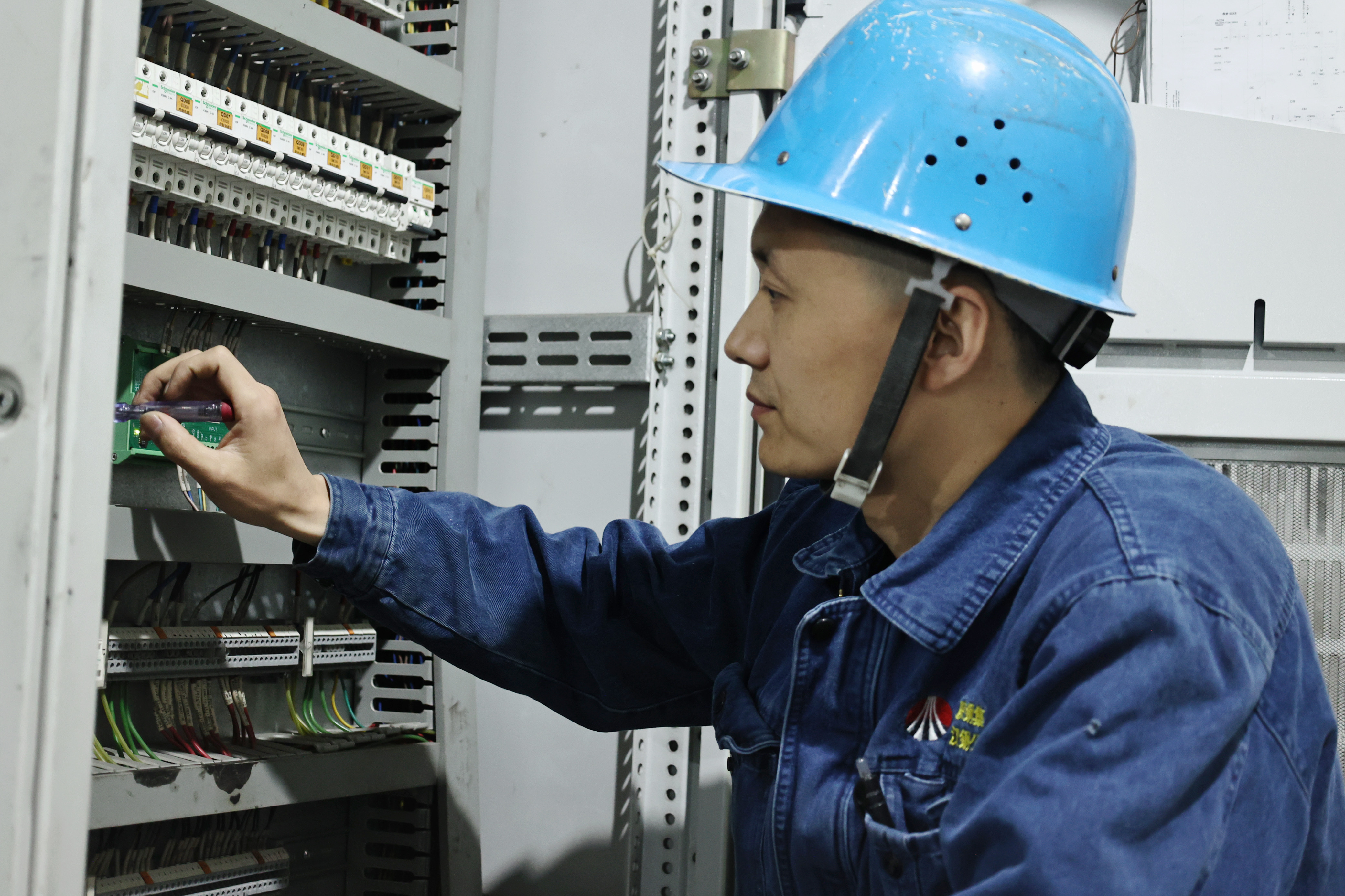 干一行、愛一行、精一行 用匠心書寫極致人生——記2023年漢中市首屆職工職業(yè)技能大賽“技術(shù)標兵”李方寧