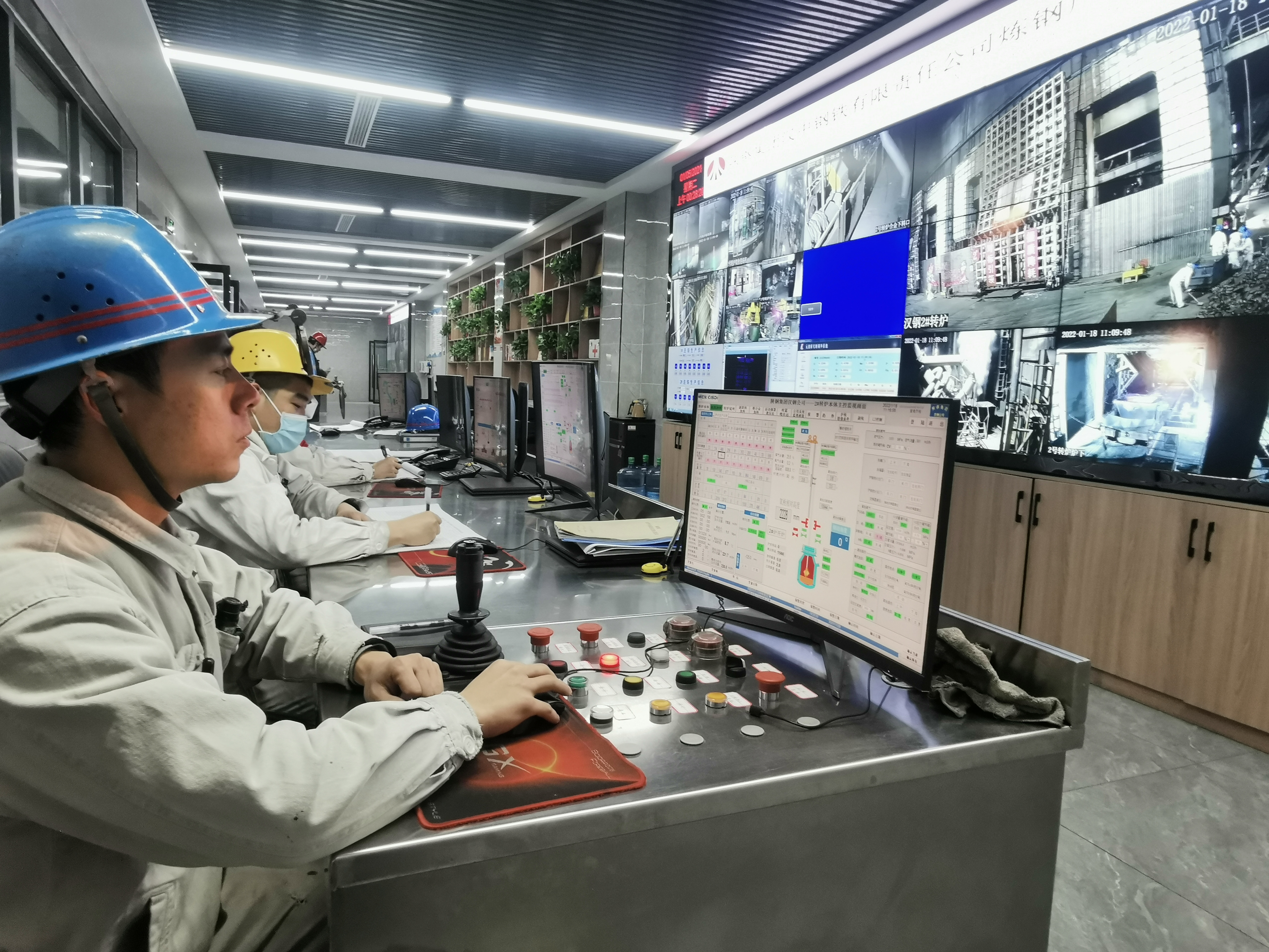 被爐火鋼花照亮的奮斗人生  ——記陜鋼集團(tuán)2021-2022年度“青年崗位建功能手”陳磊