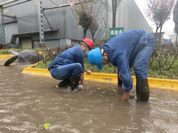 原來，奔跑在雨中的他叫劉曉濱