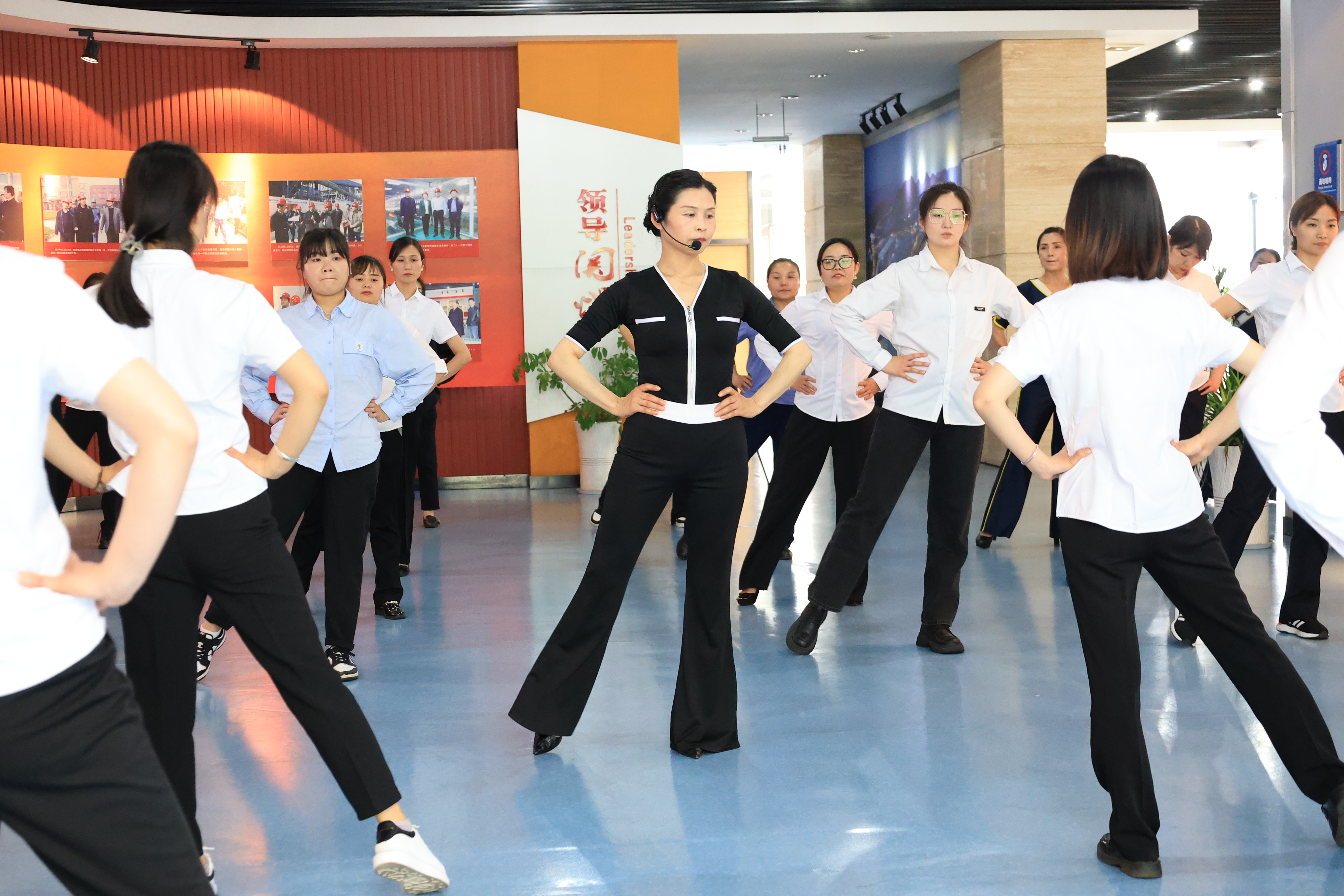 職場有“禮” “儀”展風采！ 公司開展禮儀培訓活動