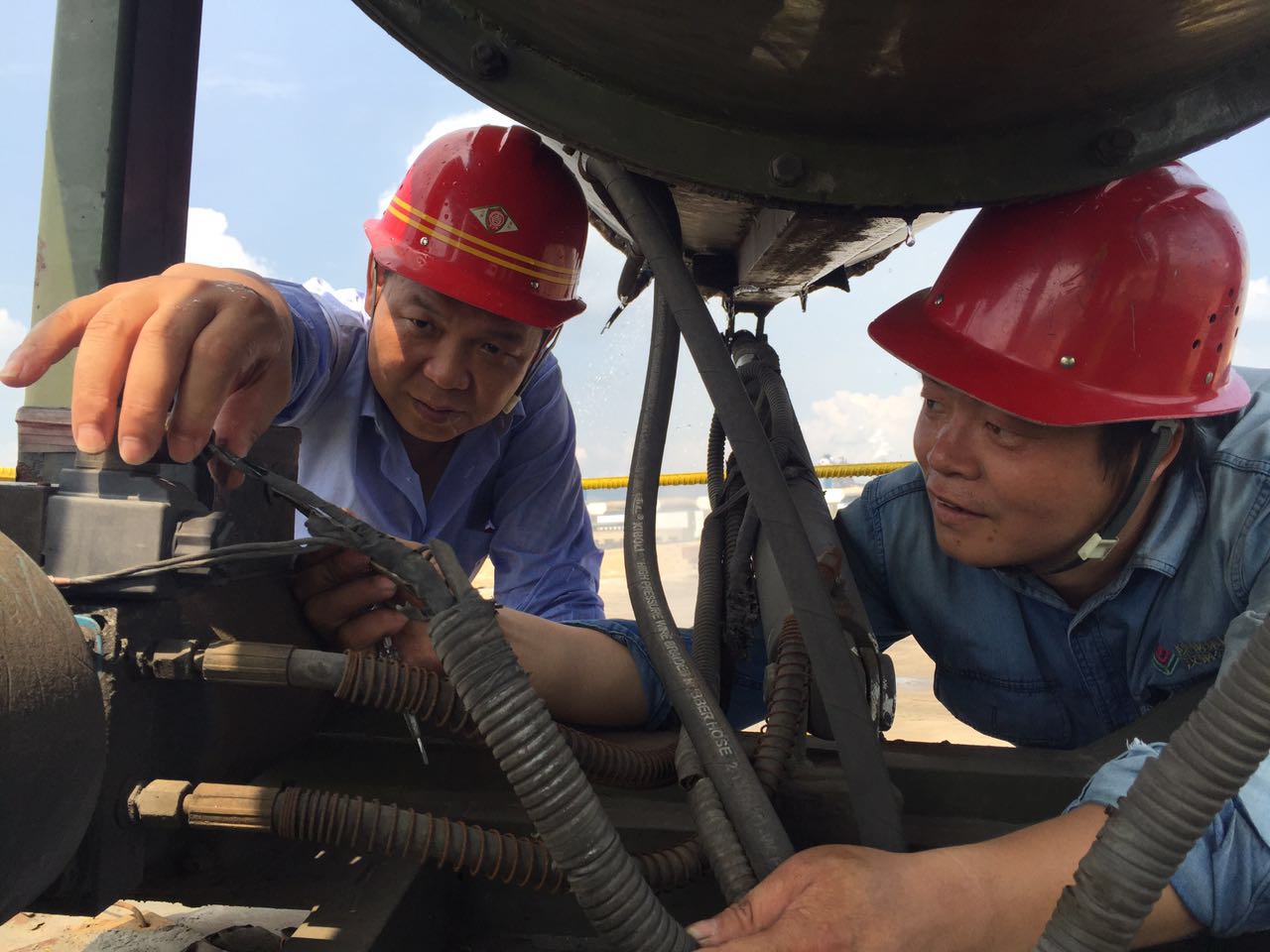 黨員做先鋒，全力擰緊 “安全閥”