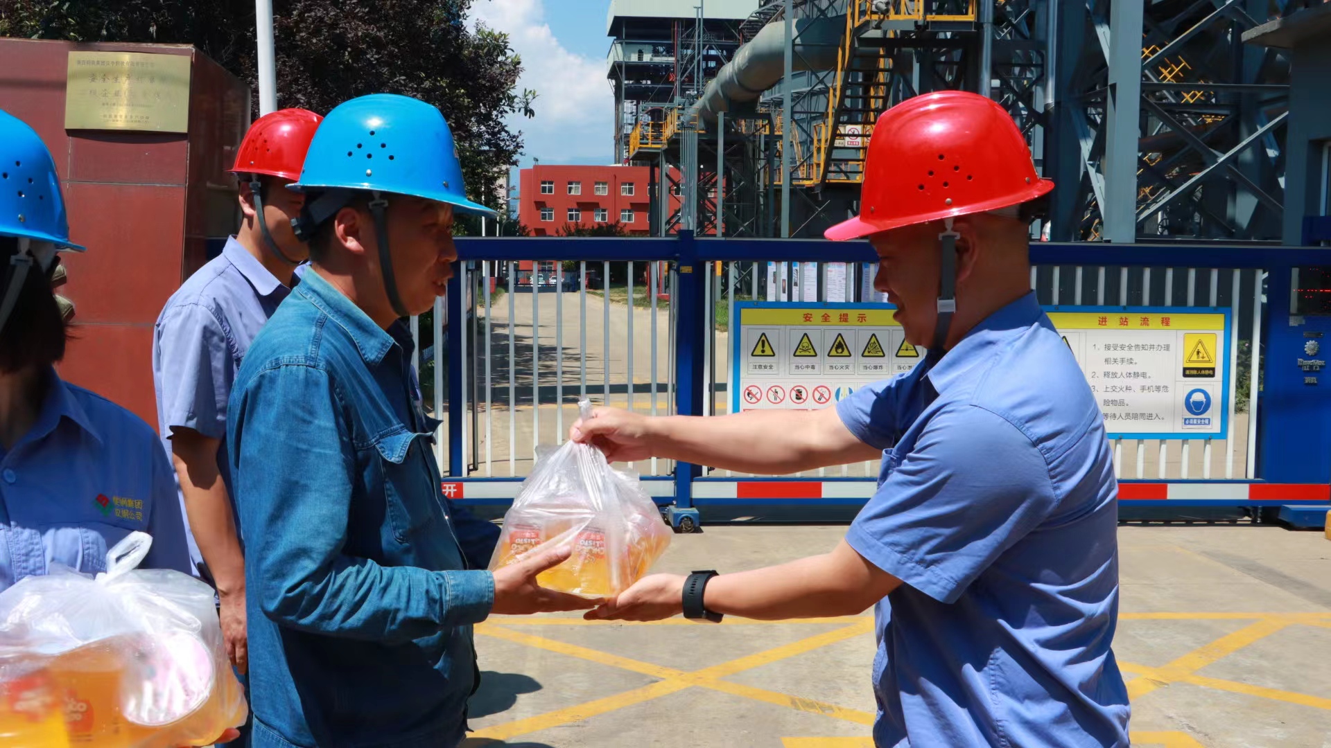 清涼送一線 關(guān)懷暖人心