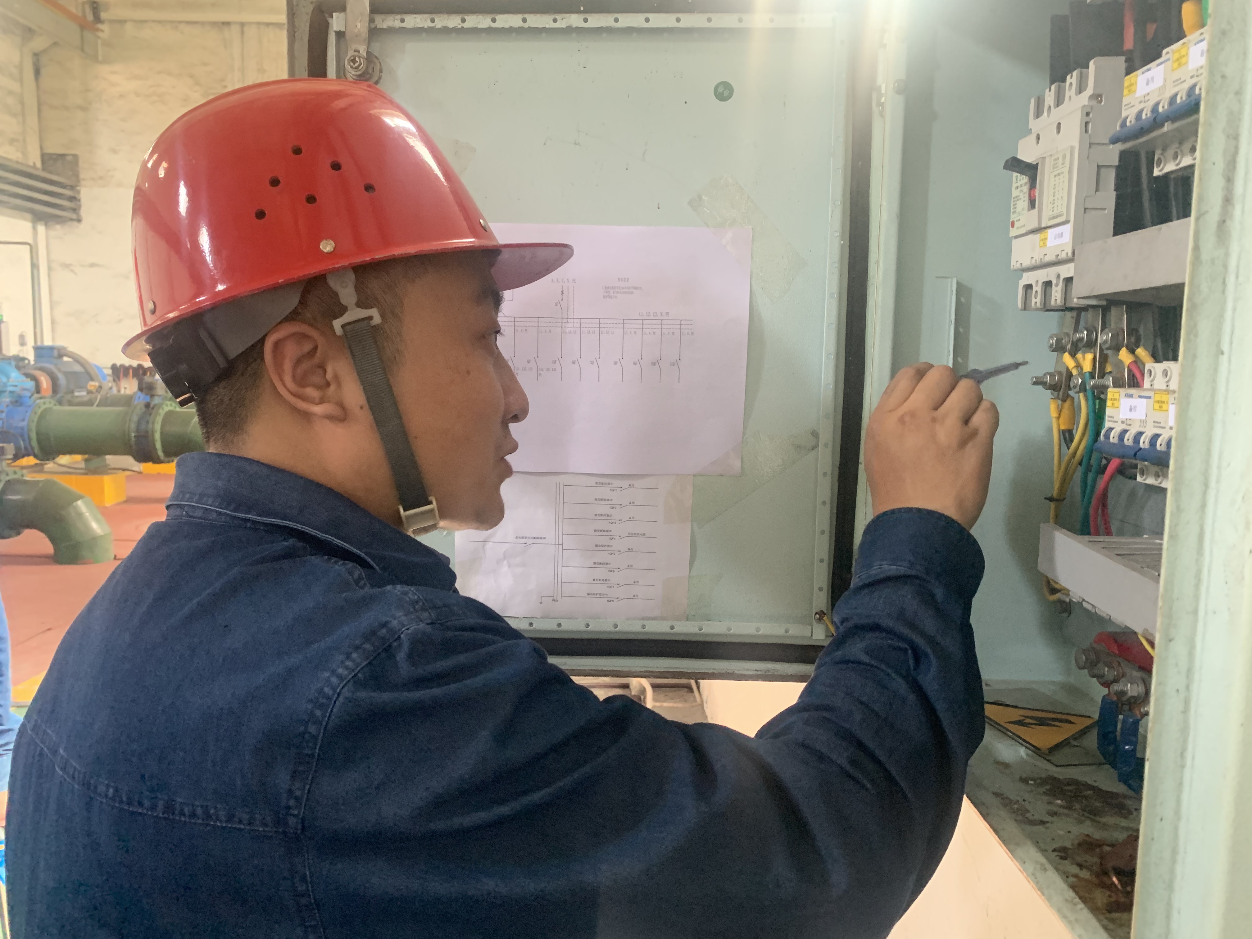 鋼鐵一線，激燃青春之火