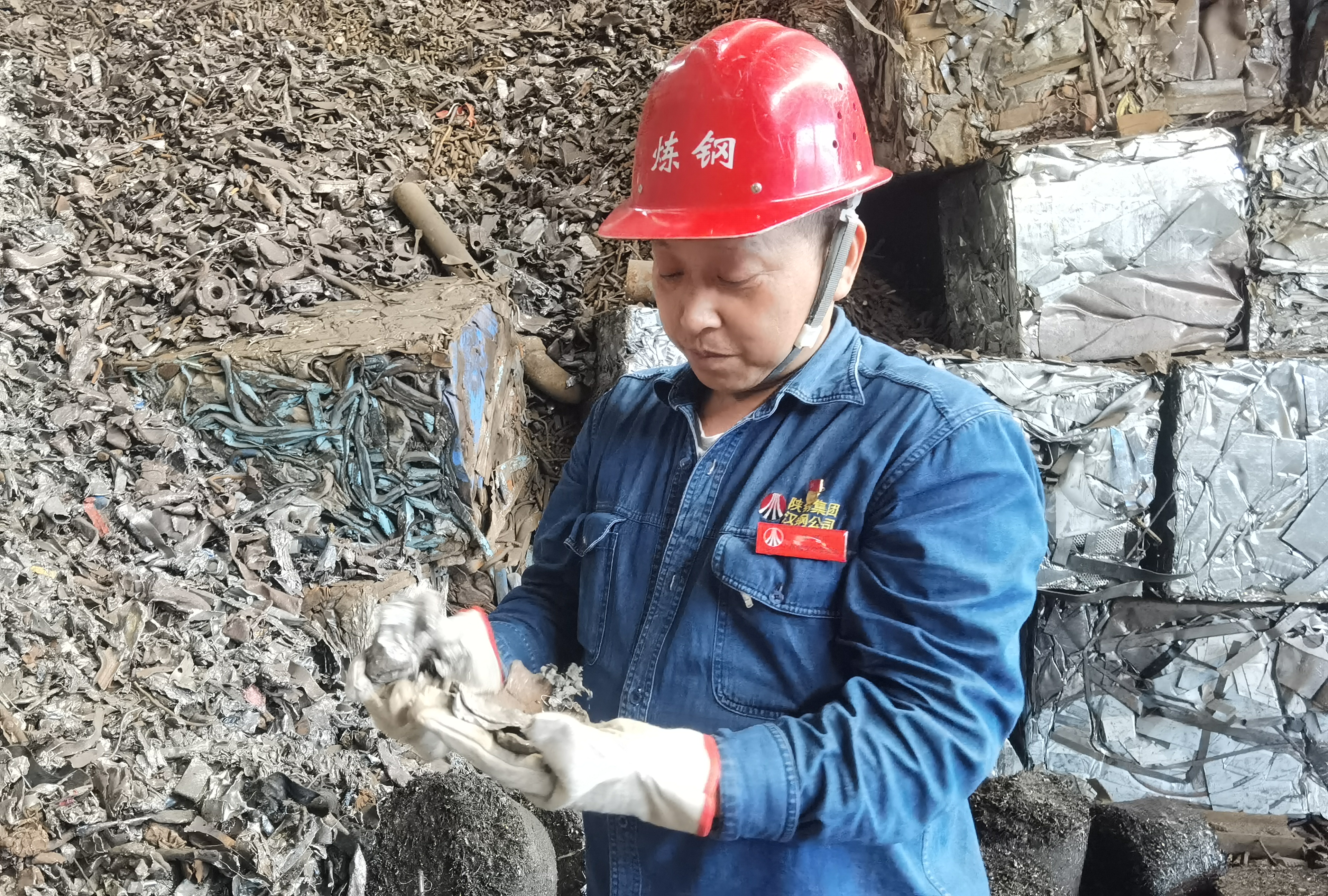爐火輝映鋼鐵品質(zhì) 鋼花裝點軍人本色