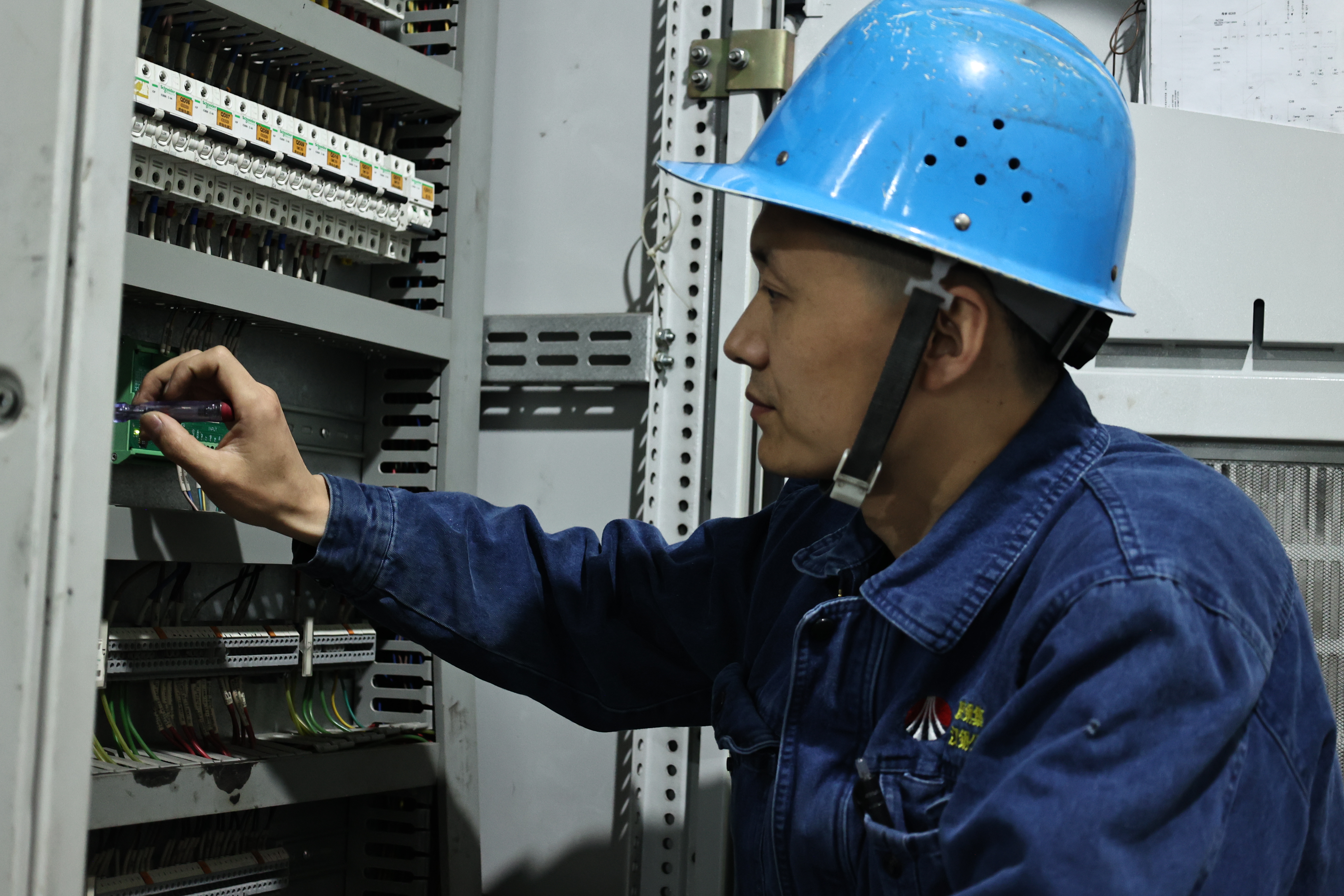 匠心成就夢(mèng)想  實(shí)干書(shū)寫(xiě)不凡——記第九屆“陜鋼杯”技術(shù)狀元李方寧